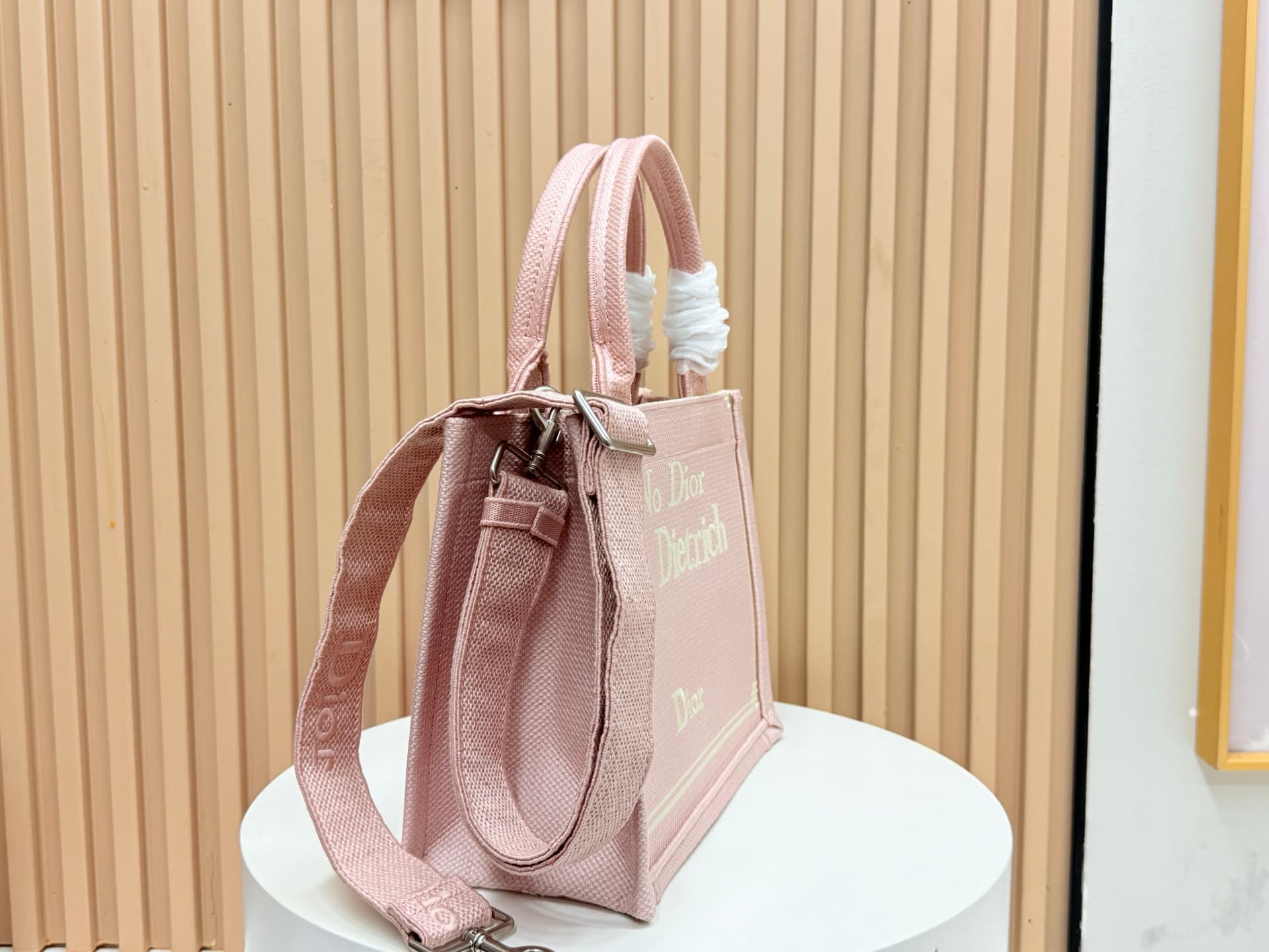C1755 Details of Diore JWA’s new bags in the first season! The classic bags now have a modern twist. — image 2