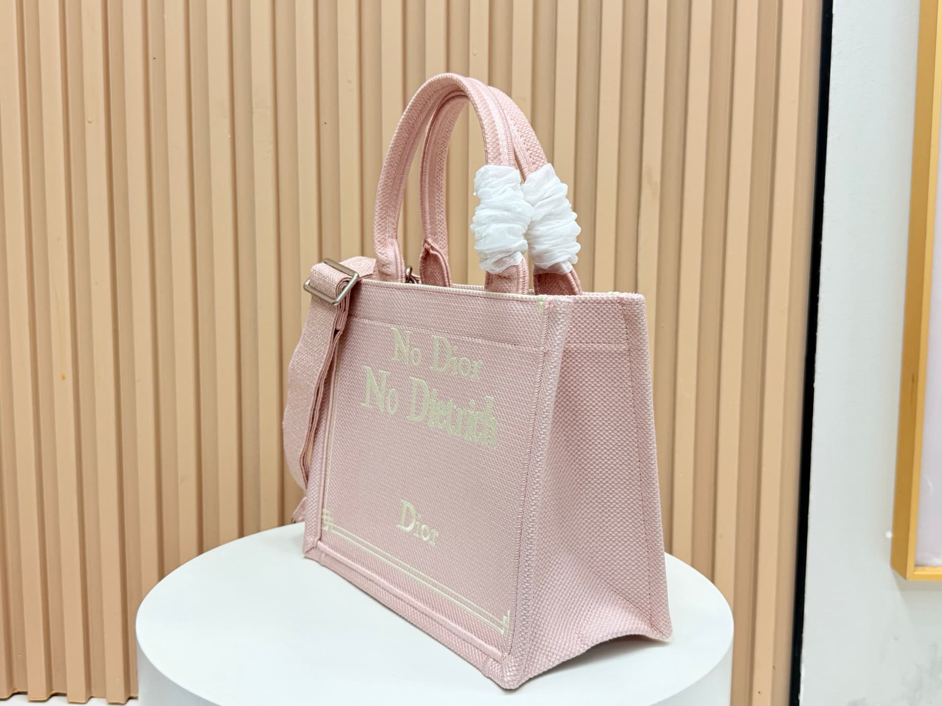 C1755 Details of Diore JWA’s new bags in the first season! The classic bags now have a modern twist. — image 3