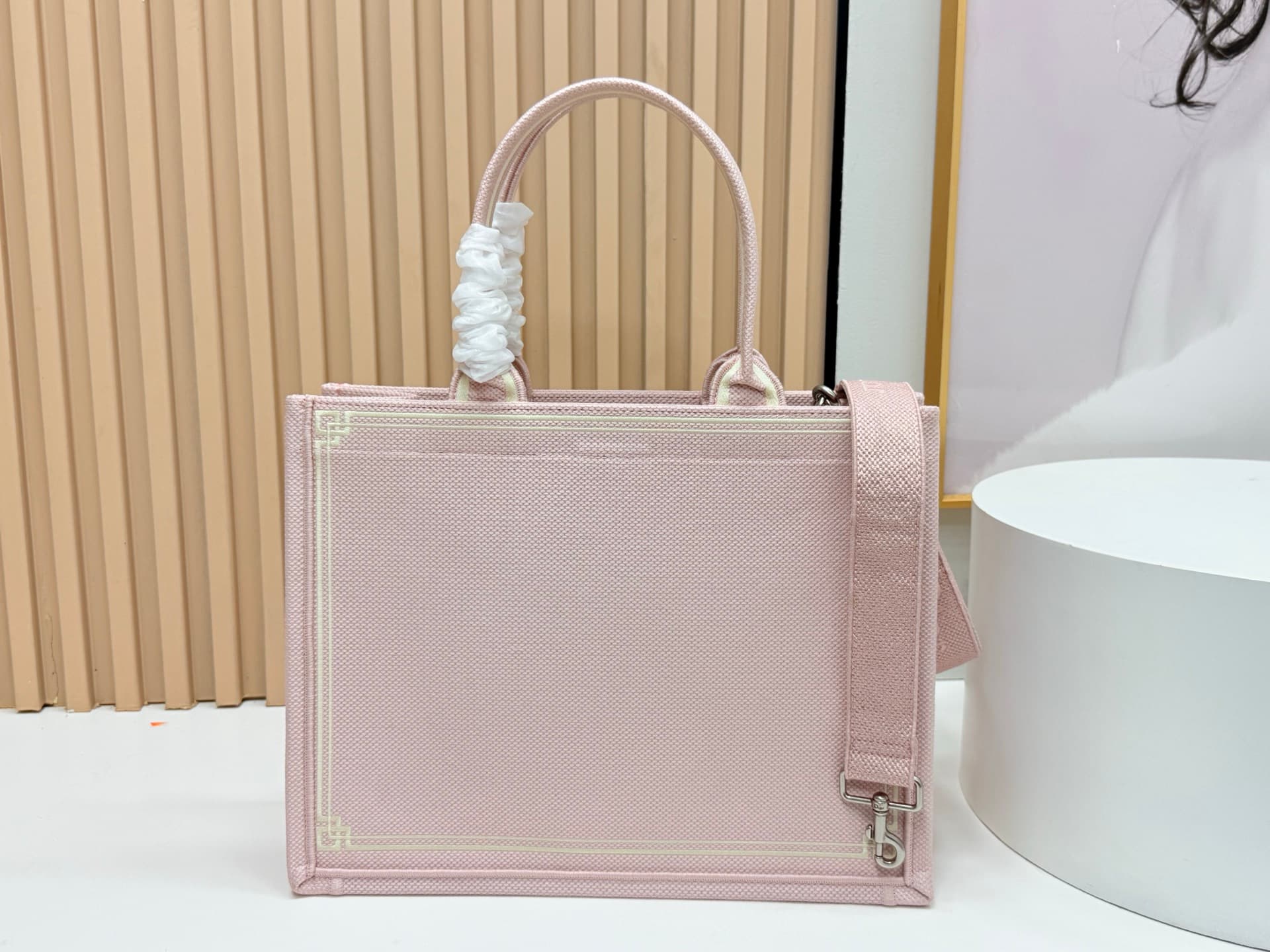 C1753 Details of Diore JWA’s new bags in the first season! The classic bags now have a modern touch. — image 4