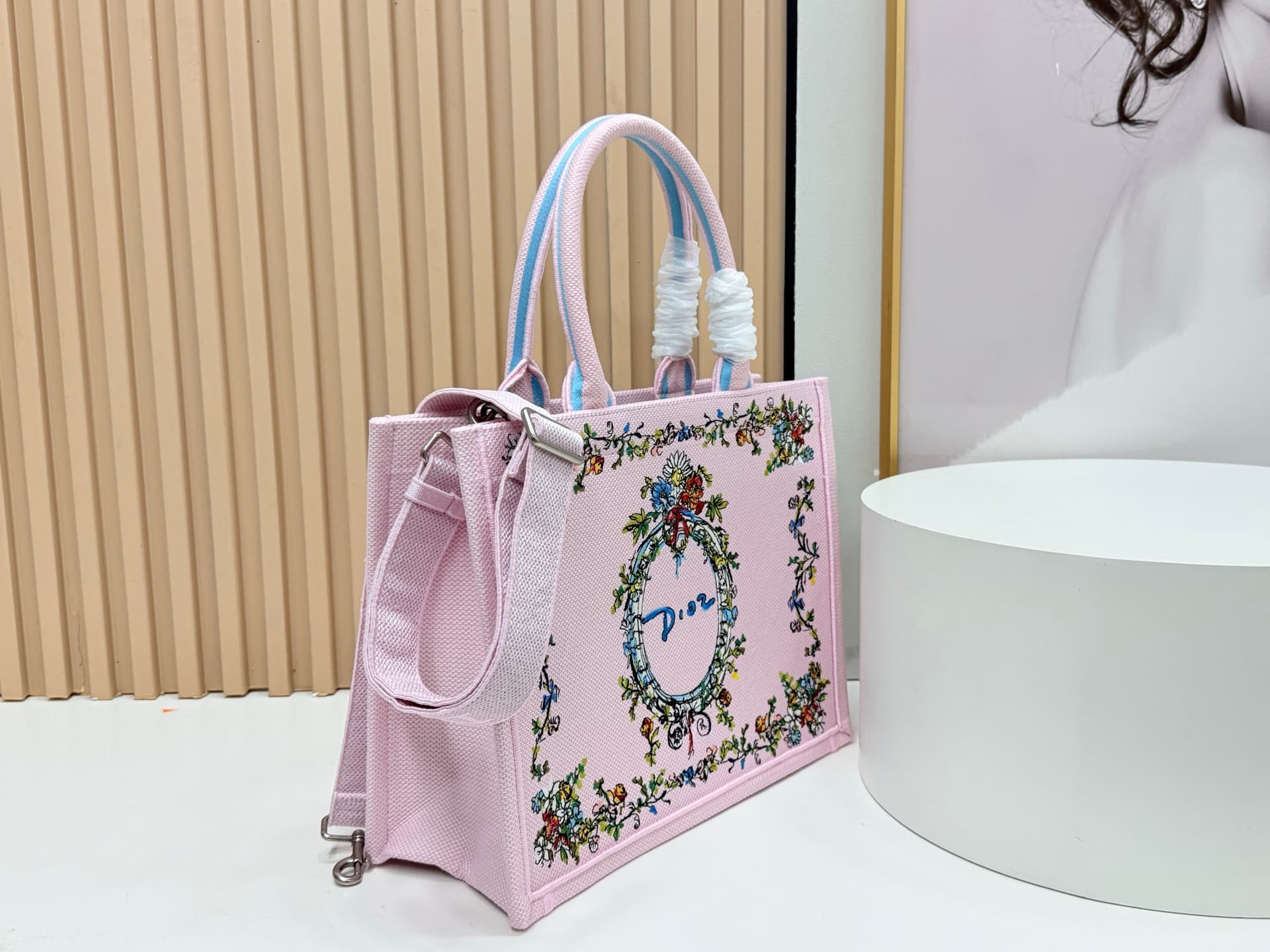 C1747 Details of Diore JWA’s new bags in the first season! The classic bags now have a modern touch. — image 2