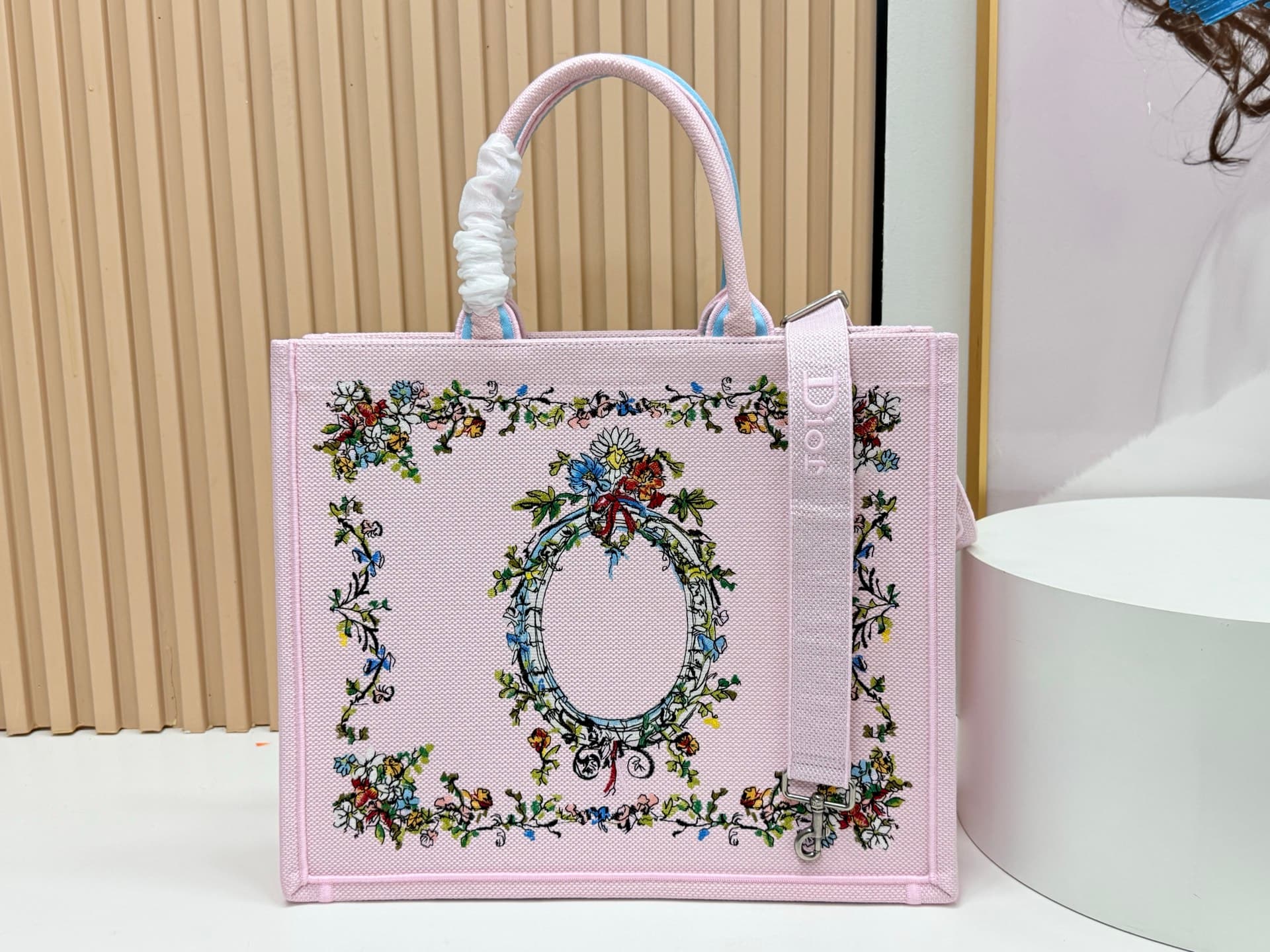 C1745 Details of Diore JWA’s new bags in the first season! The classic bags have a modern touch. — image 4