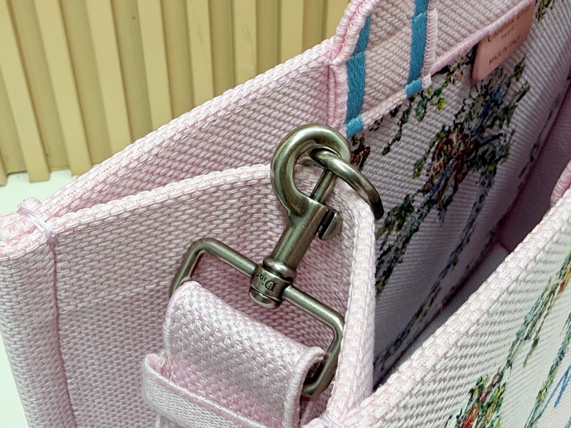 C1745 Details of Diore JWA’s new bags in the first season! The classic bags have a modern touch. — image 6