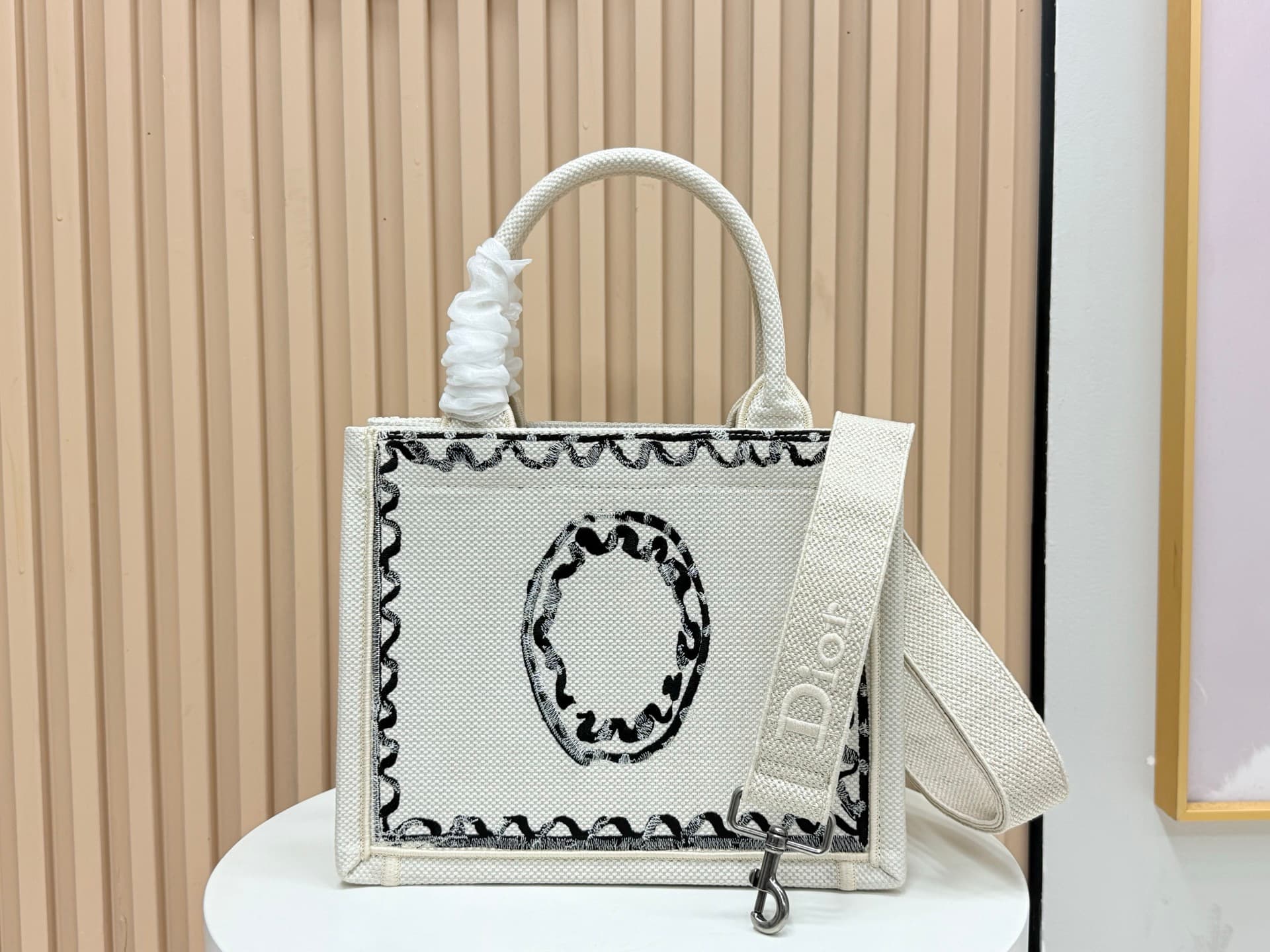 C1743 Details of Diore JWA’s new bags in the first season! The classic bags now have a modern twist. — image 4