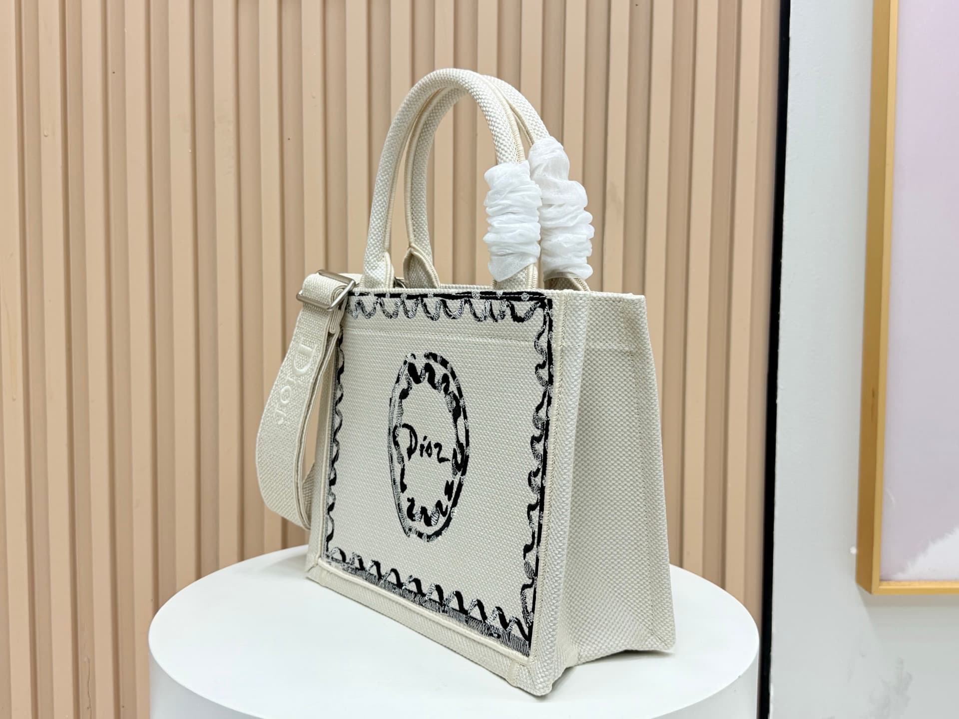 C1743 Details of Diore JWA’s new bags in the first season! The classic bags now have a modern twist. — image 3