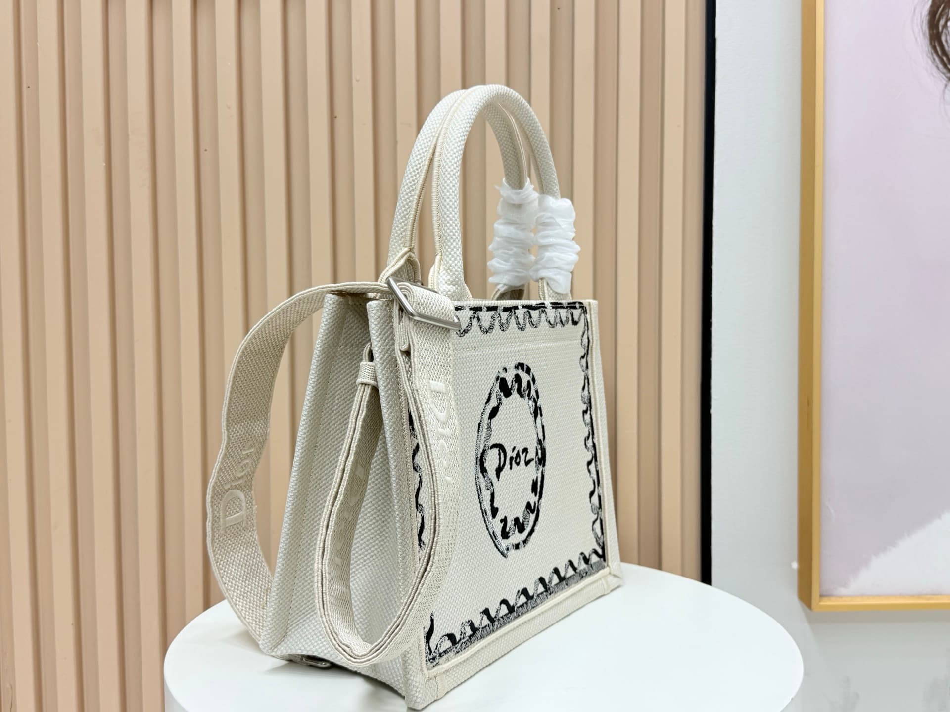 C1743 Details of Diore JWA’s new bags in the first season! The classic bags now have a modern twist. — image 2