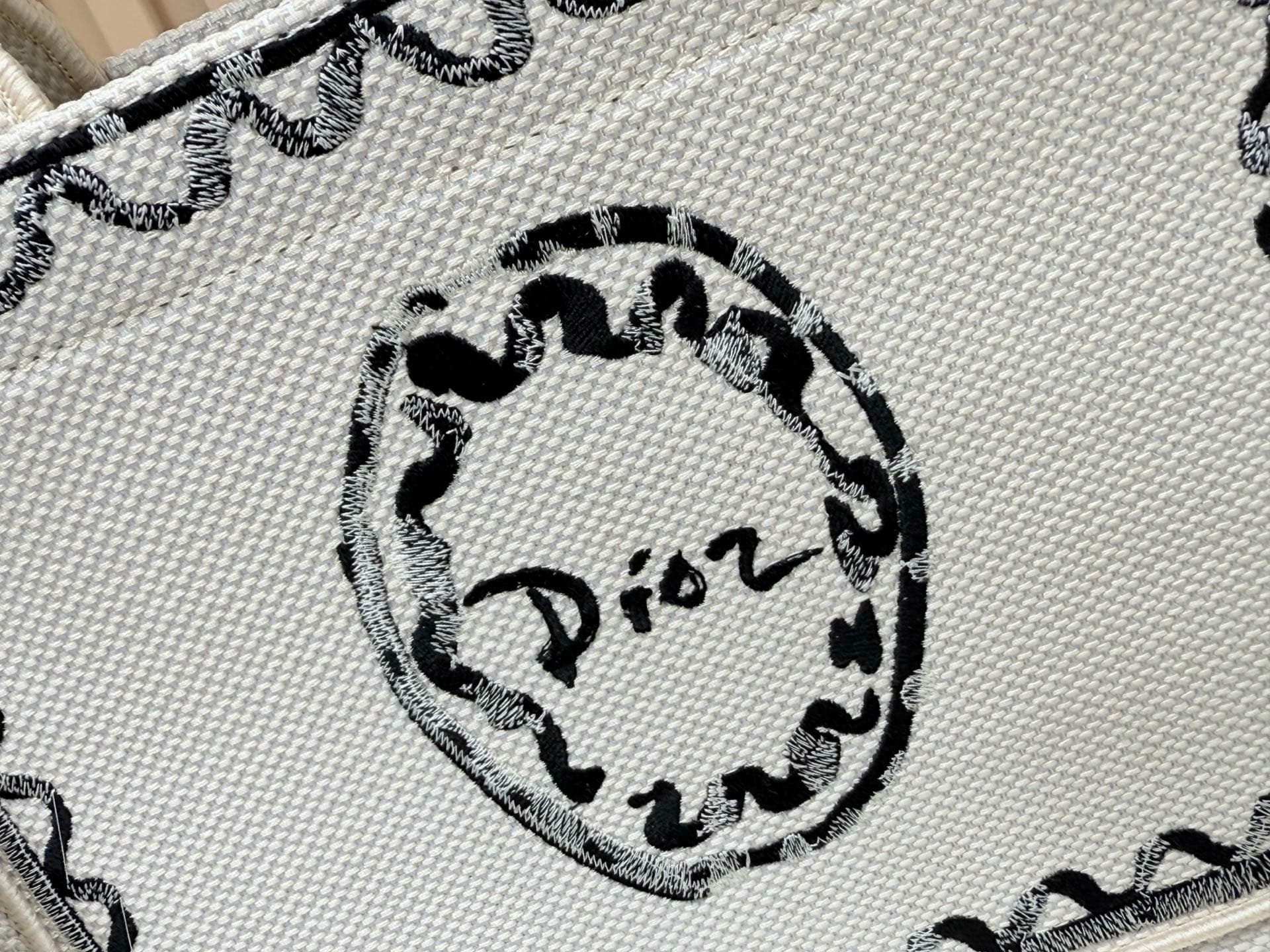 C1743 Details of Diore JWA’s new bags in the first season! The classic bags now have a modern twist. — image 5