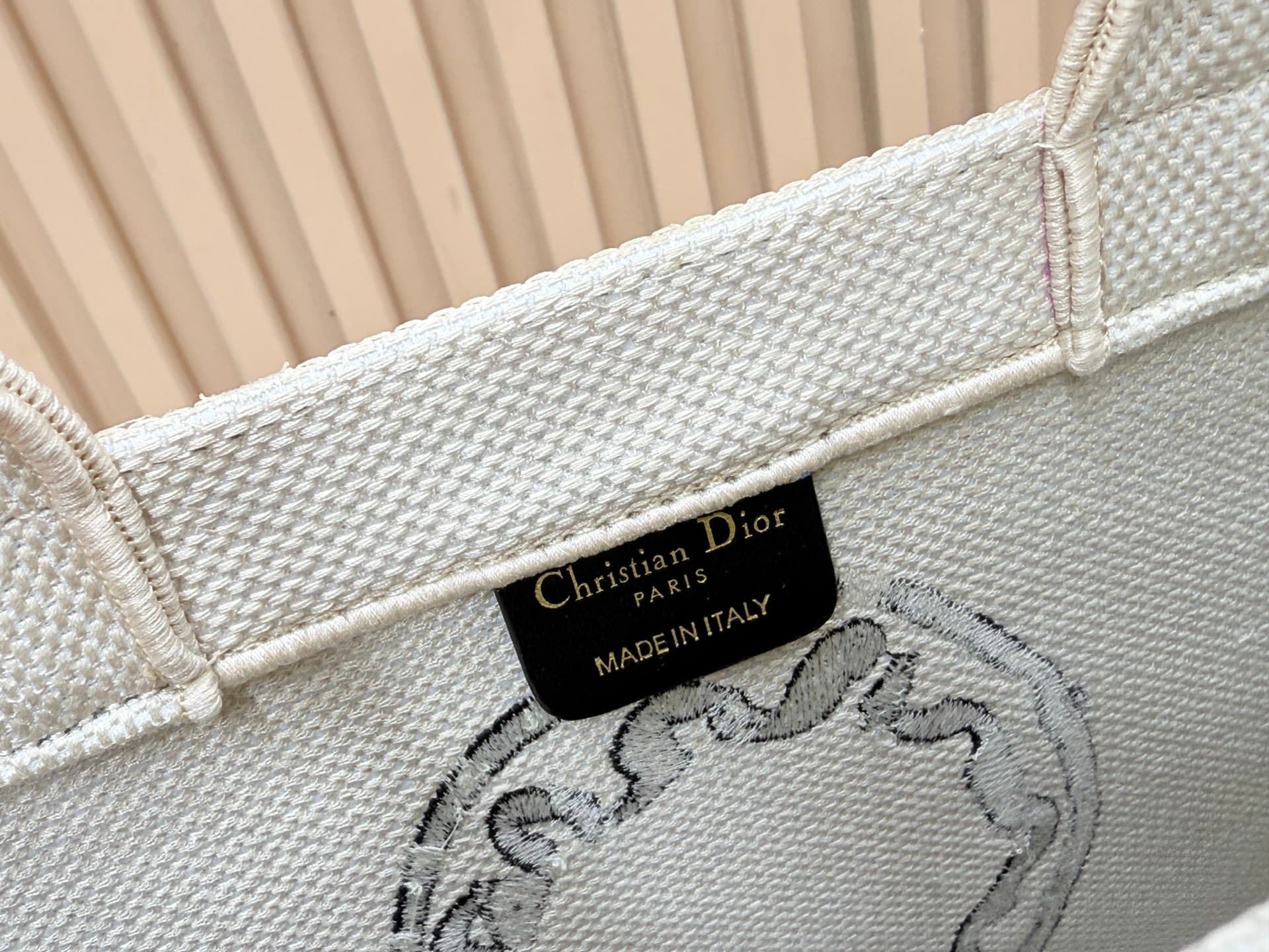 C1741 Details of Diore JWA’s new bags in the first season! The classic bags have a modern feel. — image 6