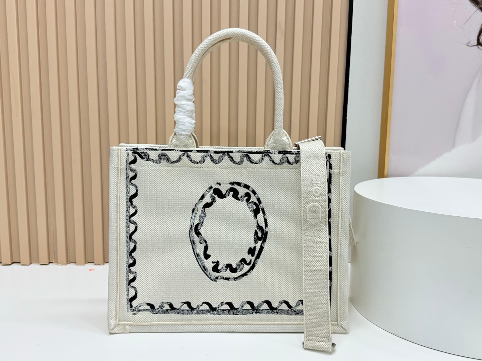 C1741 Details of Diore JWA’s new bags in the first season! The classic bags have a modern feel. — image 4