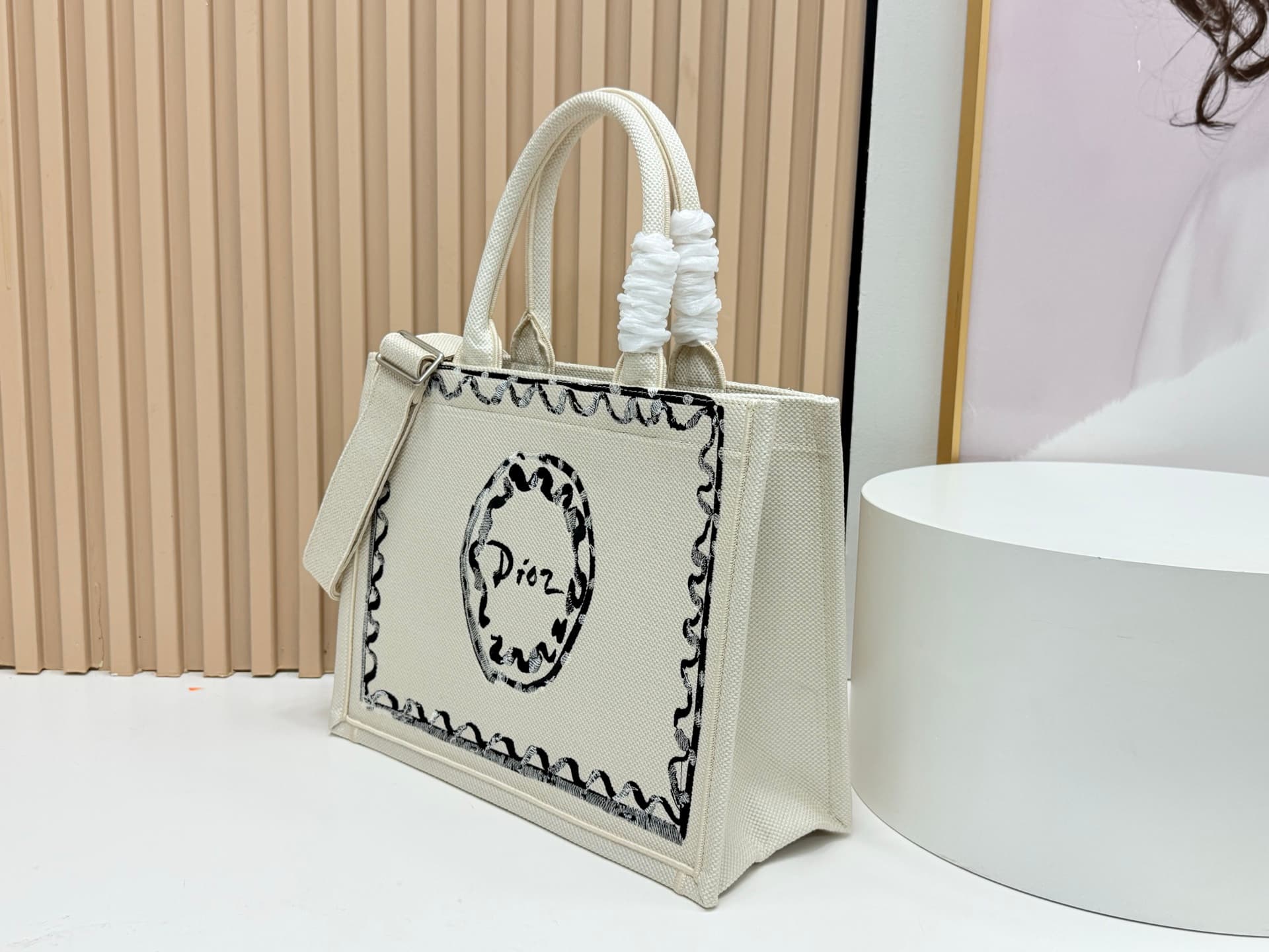 C1741 Details of Diore JWA’s new bags in the first season! The classic bags have a modern feel. — image 3