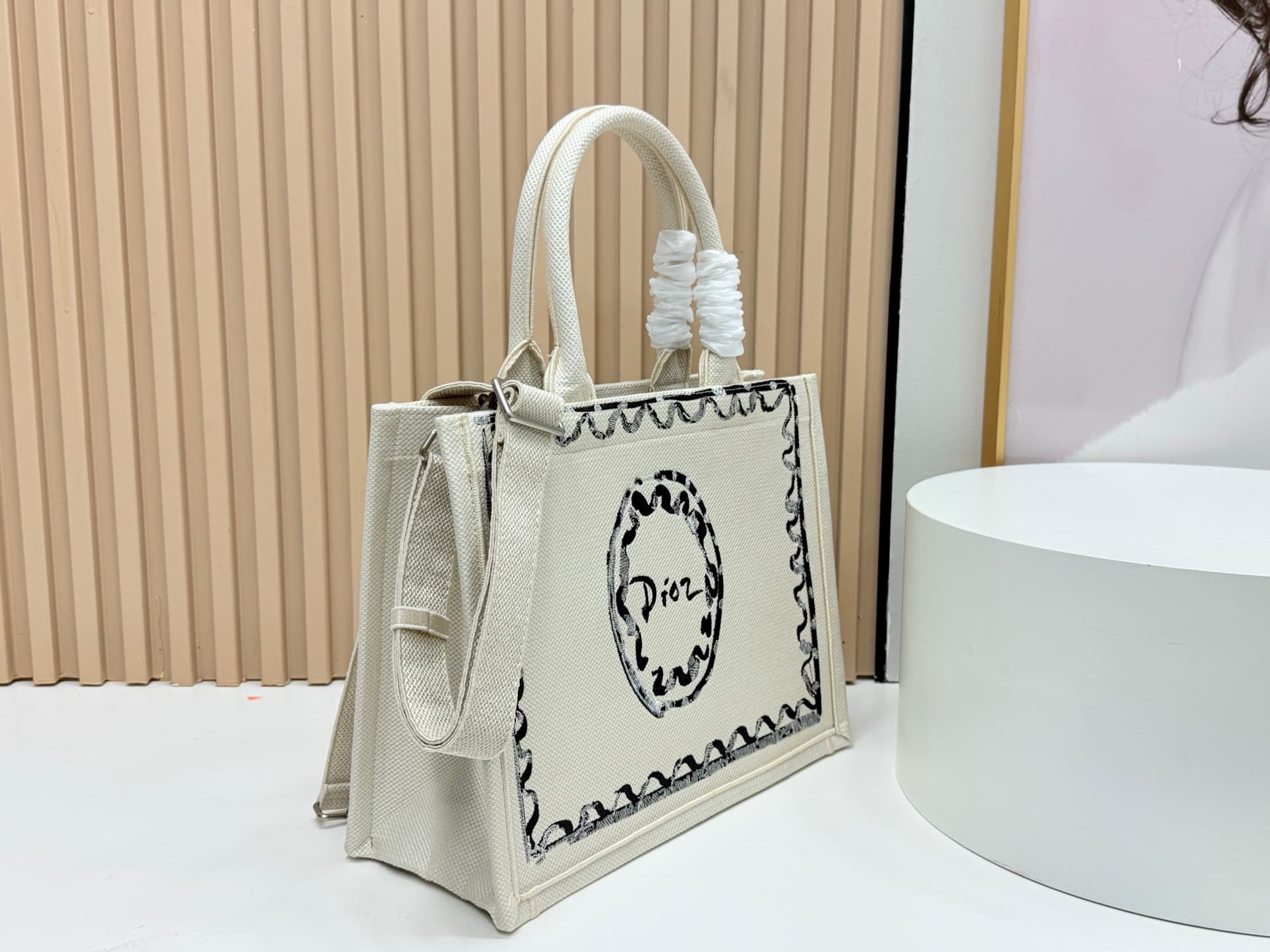 C1741 Details of Diore JWA’s new bags in the first season! The classic bags have a modern feel. — image 2