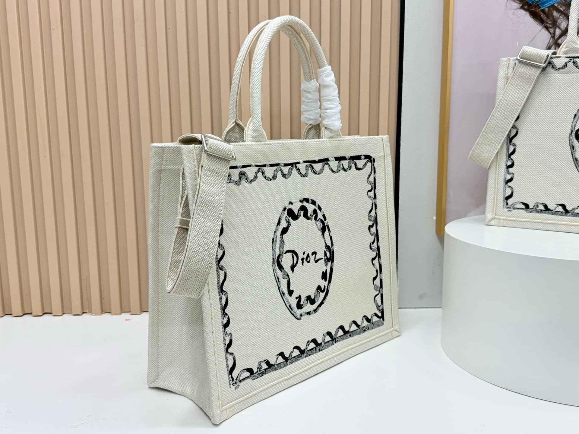 C1739 Details of Diore JWA’s new bags in the first season! The classic bags have a modern touch. — image 2