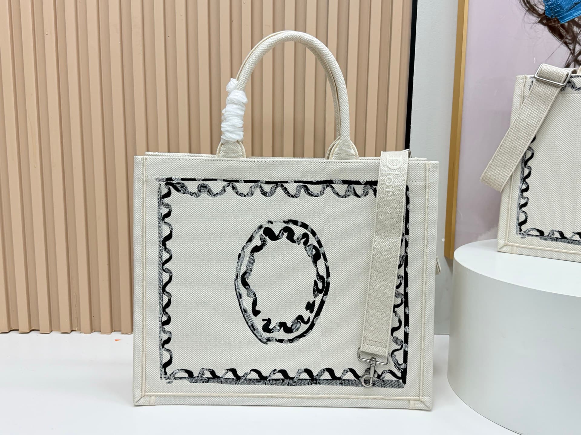 C1739 Details of Diore JWA’s new bags in the first season! The classic bags have a modern touch. — image 4