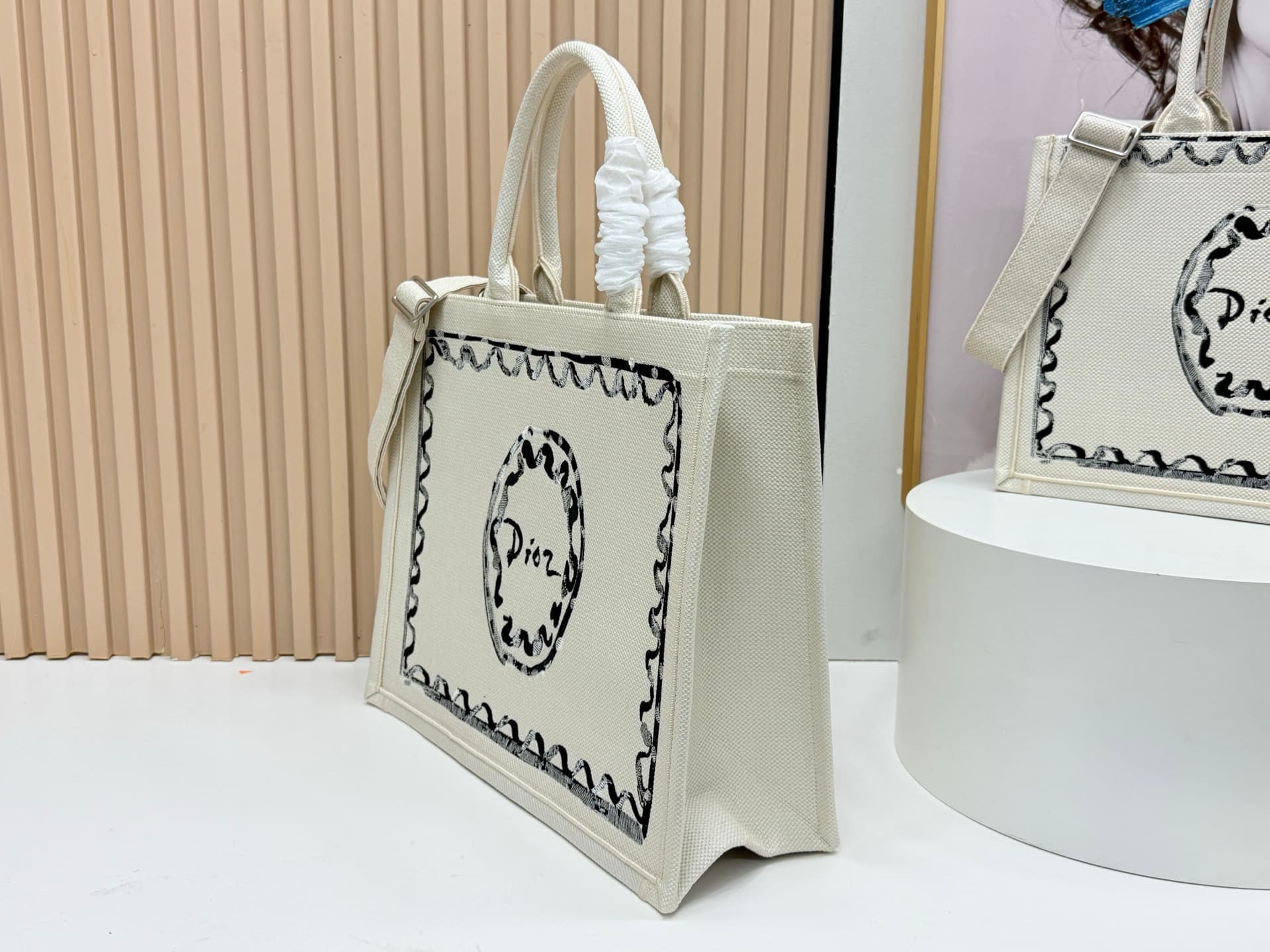 C1739 Details of Diore JWA’s new bags in the first season! The classic bags have a modern touch. — image 3