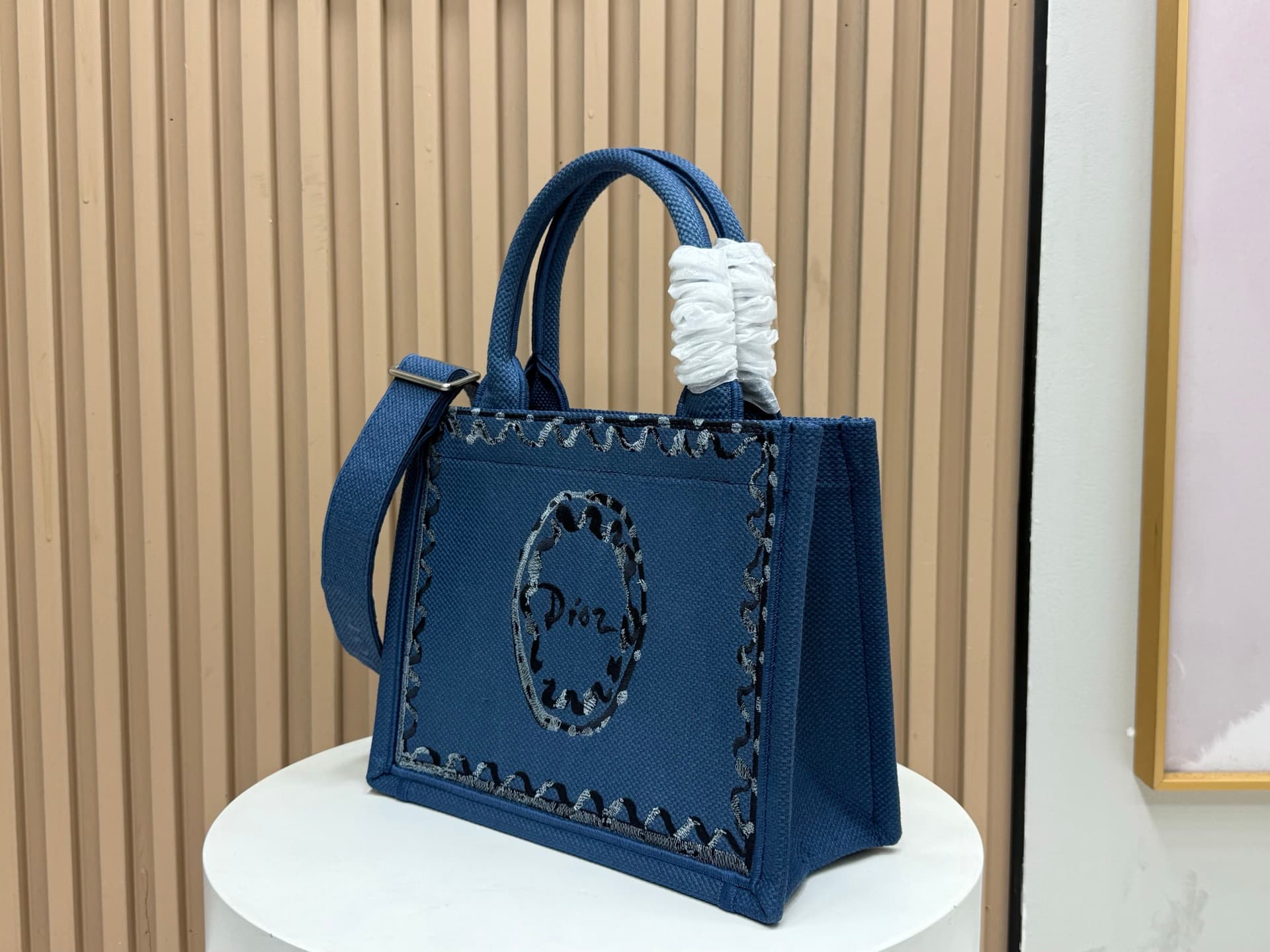 C1737 Details of Diore JWA’s new bags in the first season! The classic bags have a modern touch. — image 3