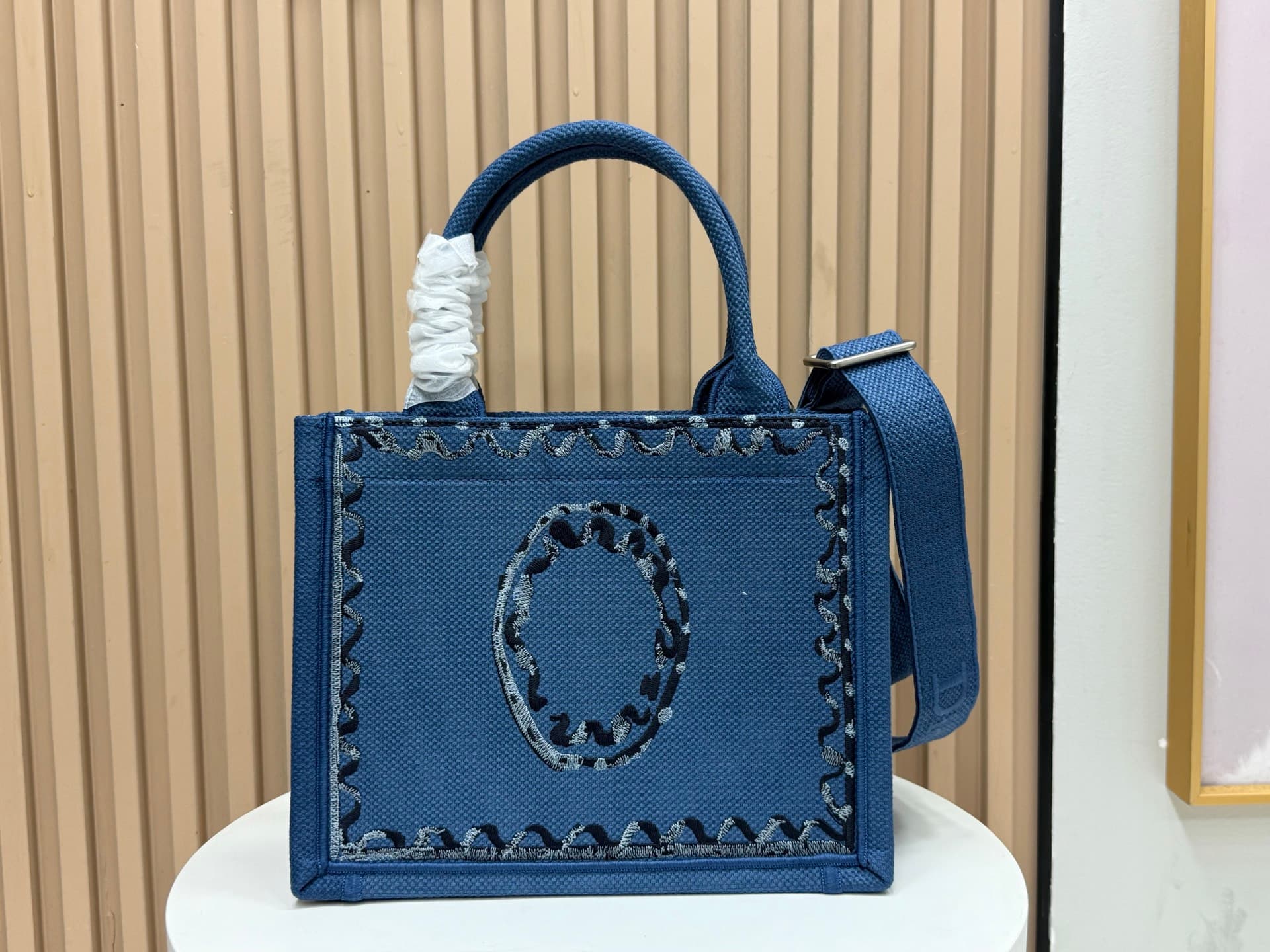 C1737 Details of Diore JWA’s new bags in the first season! The classic bags have a modern touch. — image 4