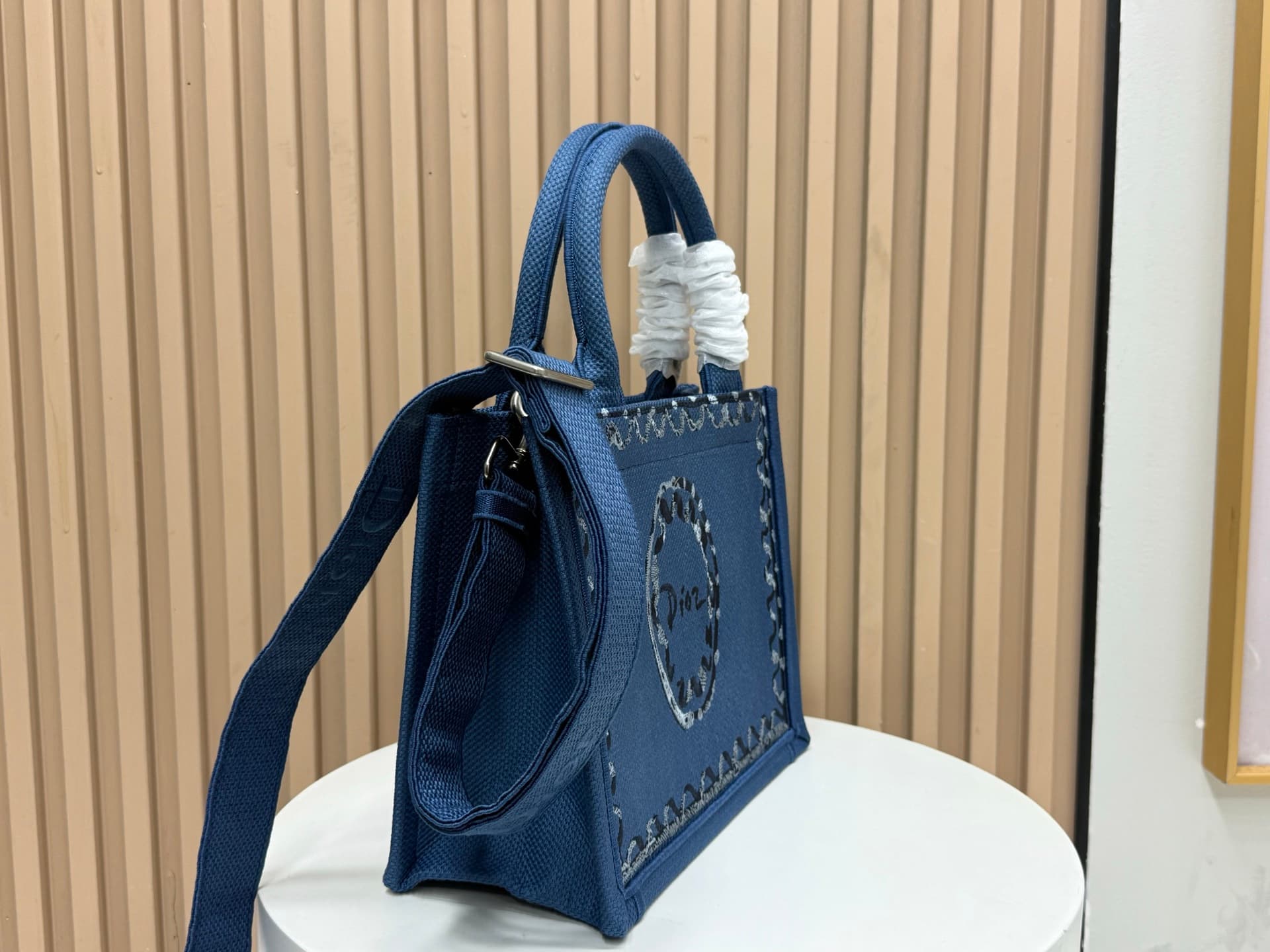 C1737 Details of Diore JWA’s new bags in the first season! The classic bags have a modern touch. — image 2