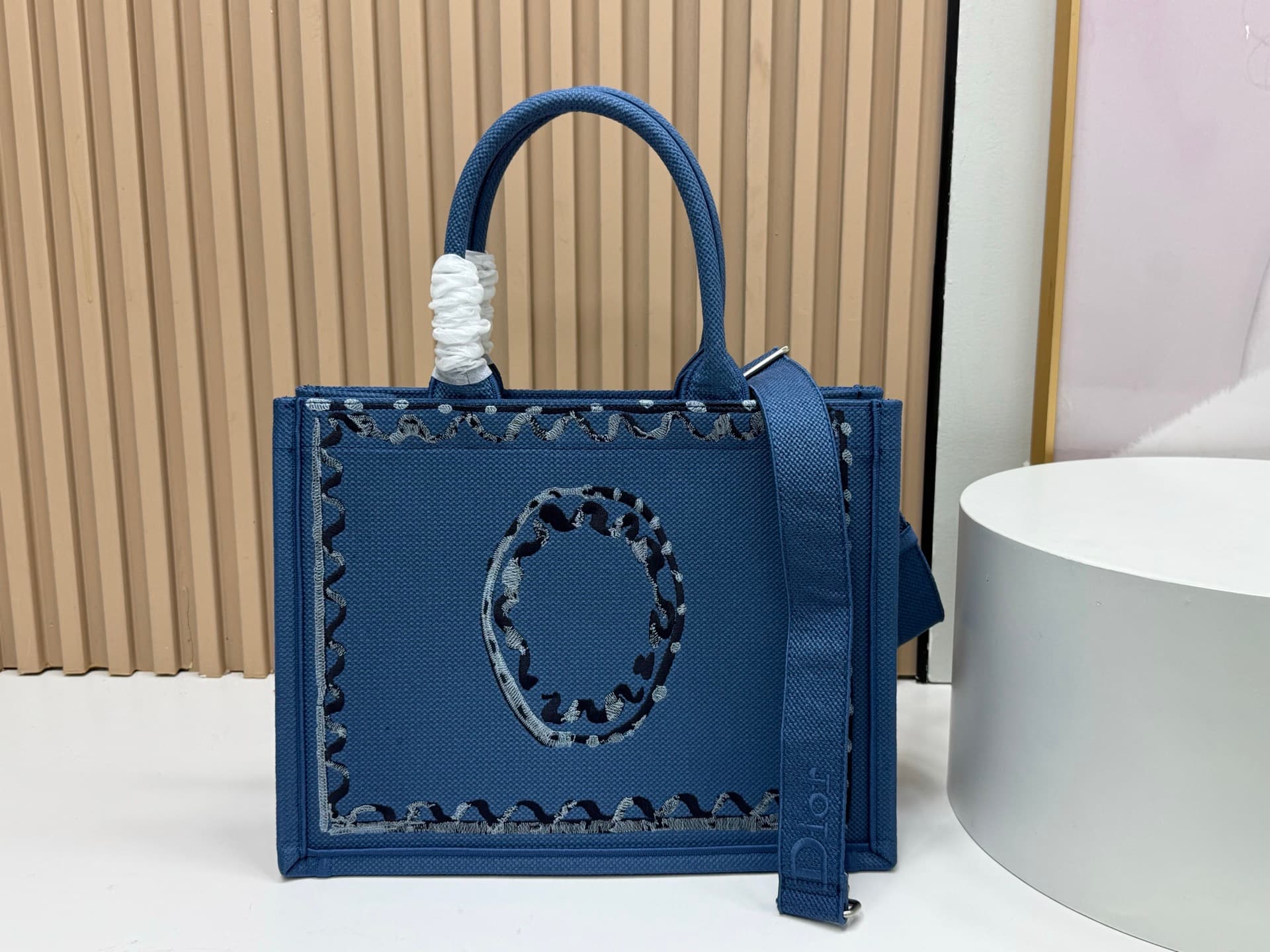 C1735 Details of Diò JWA’s new bags in the first season! The classic bags have a modern touch. — image 4