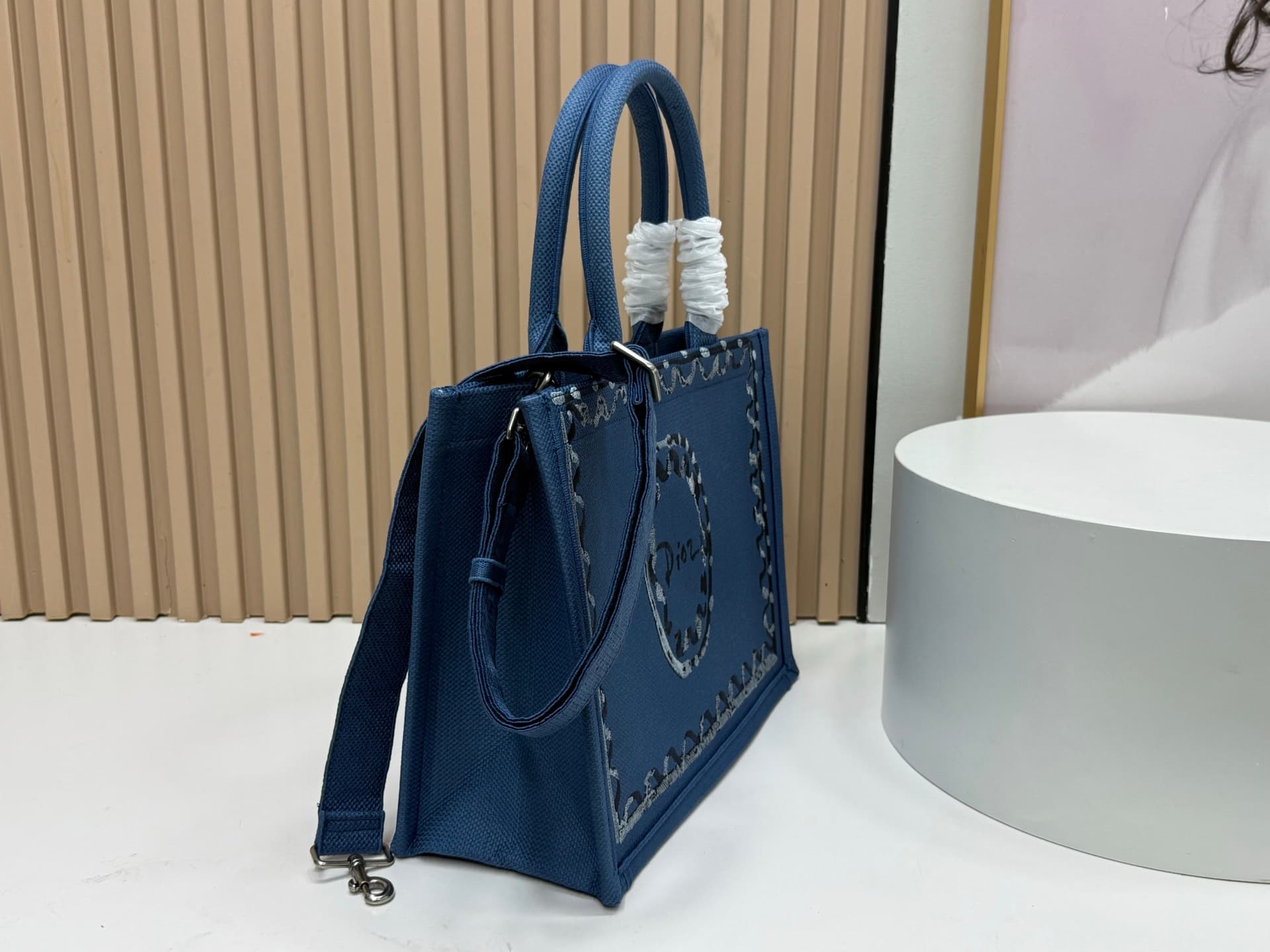 C1735 Details of Diò JWA’s new bags in the first season! The classic bags have a modern touch. — image 2