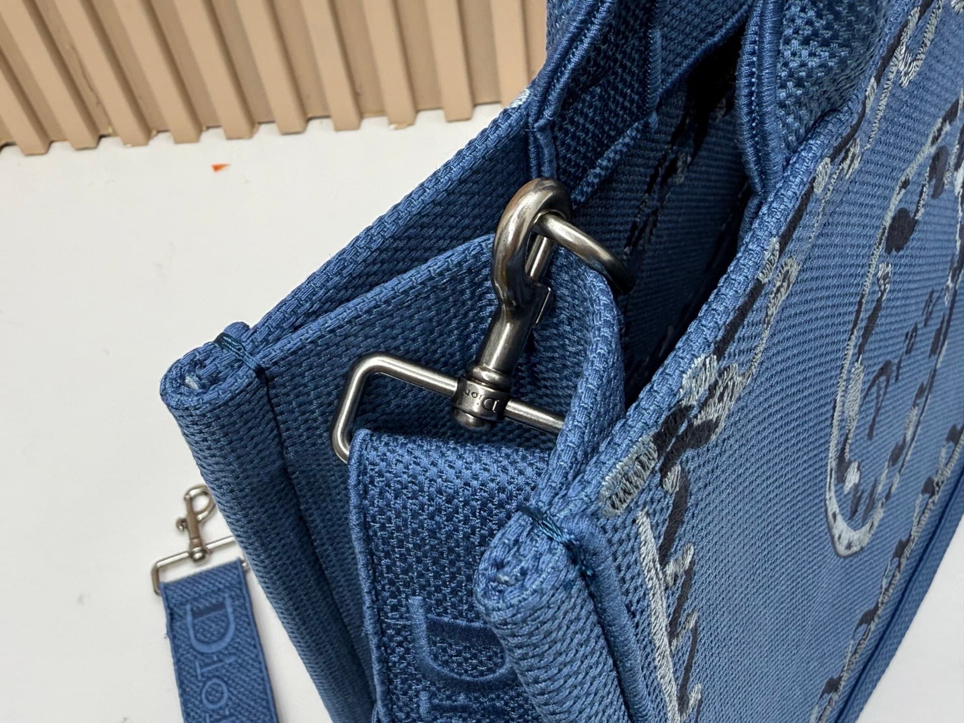 C1735 Details of Diò JWA’s new bags in the first season! The classic bags have a modern touch. — image 6