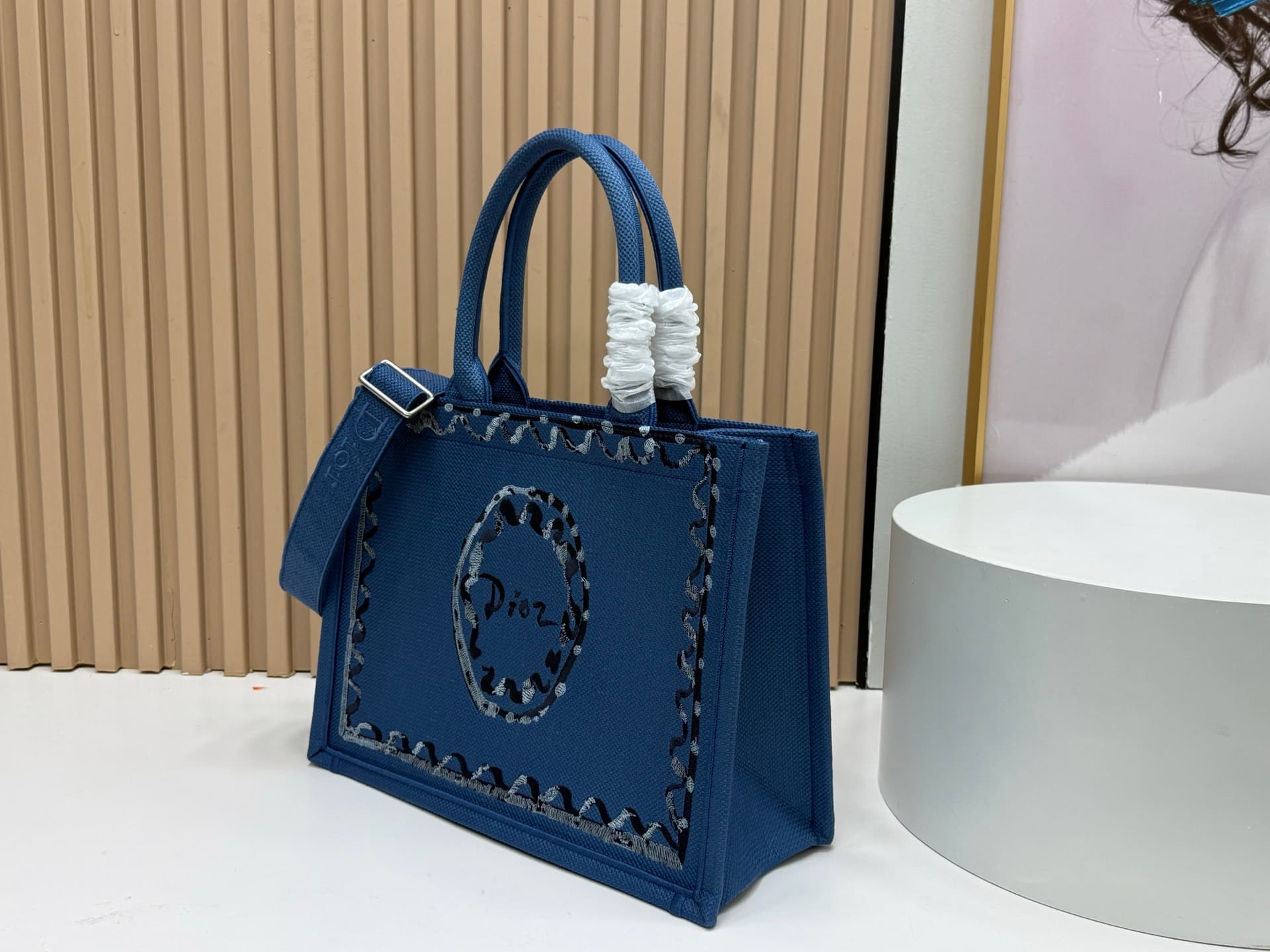 C1735 Details of Diò JWA’s new bags in the first season! The classic bags have a modern touch. — image 3
