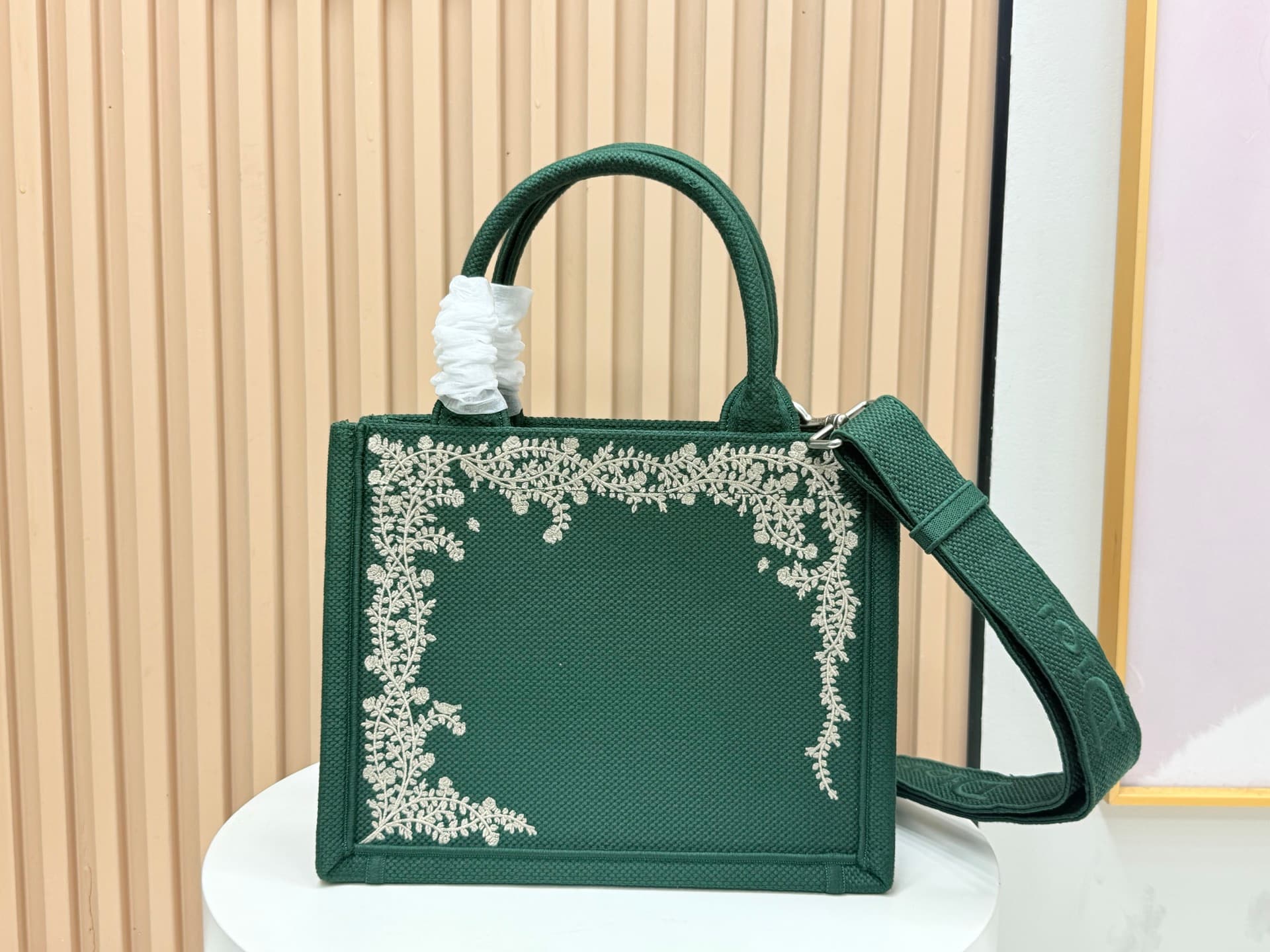 C1730 Details of Diore JWA’s new bags in the first season! The classic bags now have a modern touch. — image 4