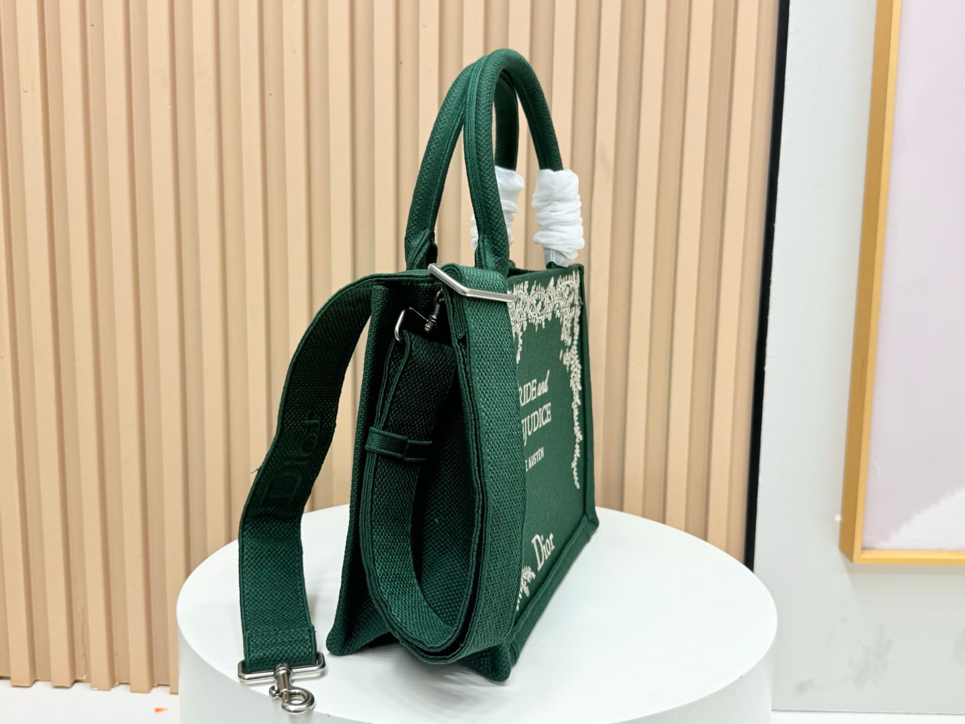 C1730 Details of Diore JWA’s new bags in the first season! The classic bags now have a modern touch. — image 2