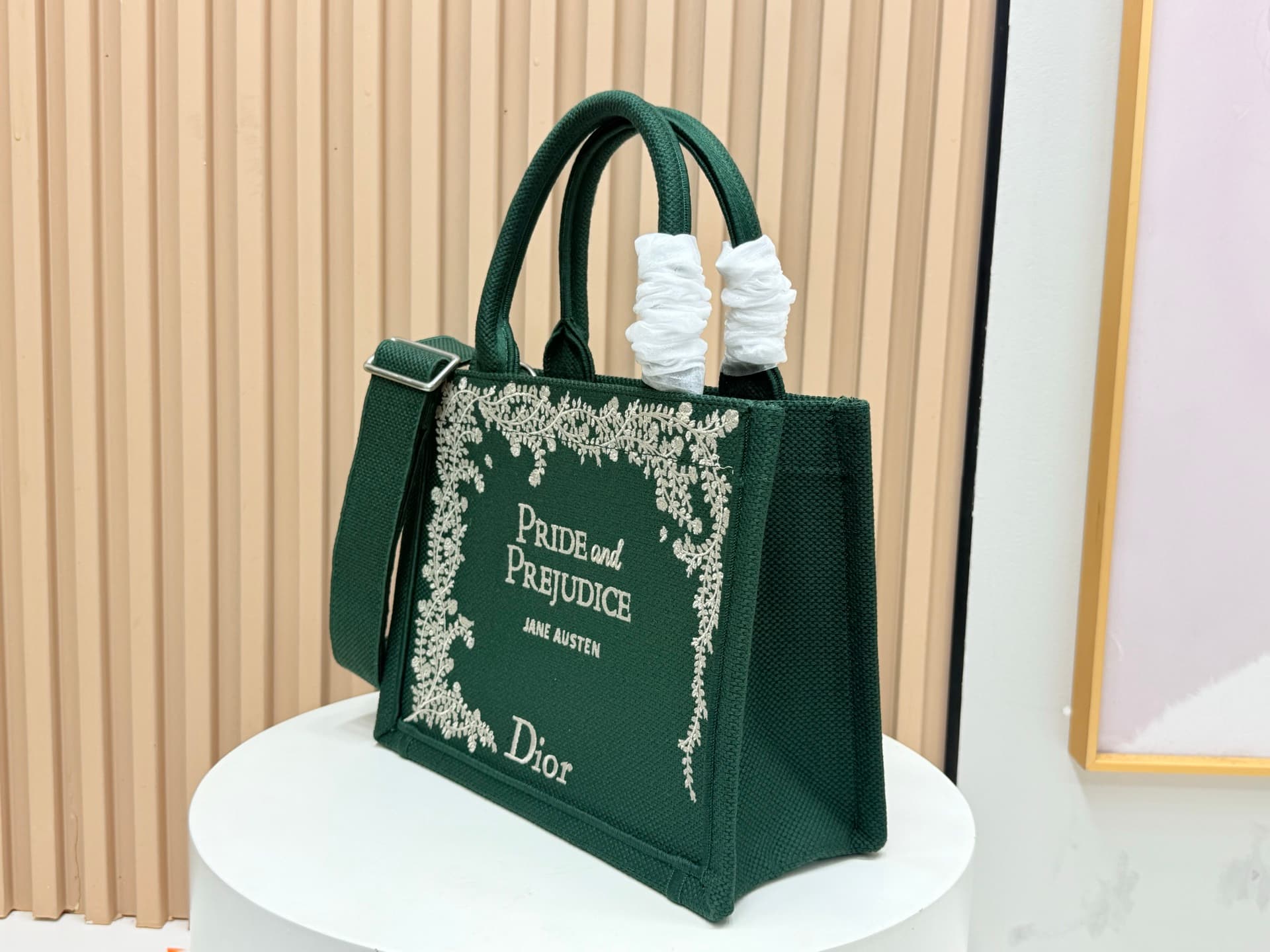 C1730 Details of Diore JWA’s new bags in the first season! The classic bags now have a modern touch. — image 3