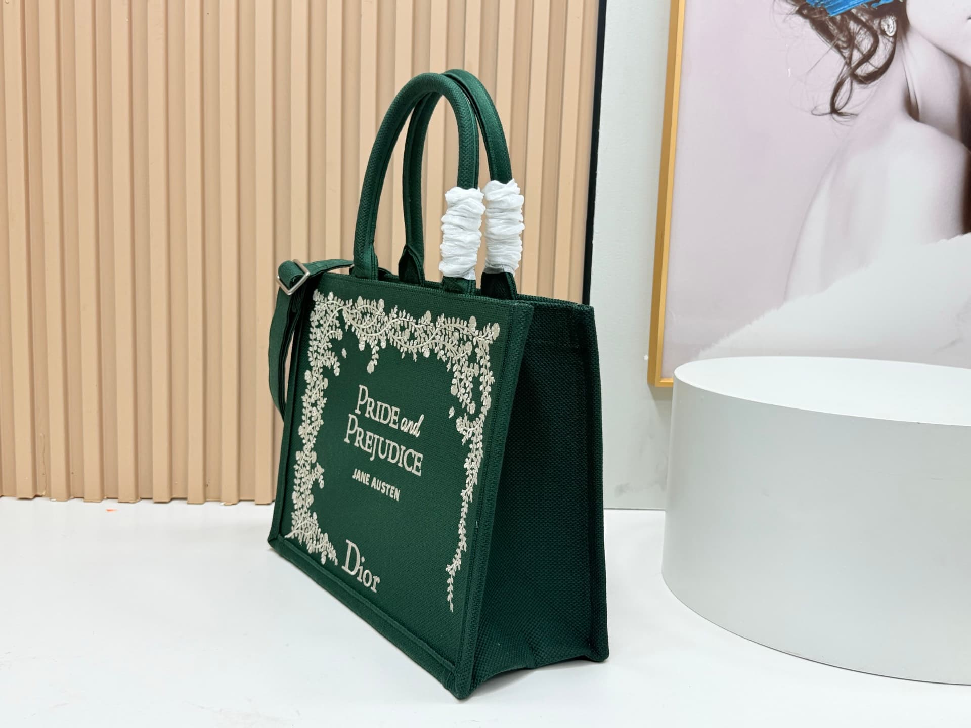 C1728 Details of Diore JWA’s new bags in the first season! The classic bags now have a modern feel. — image 3