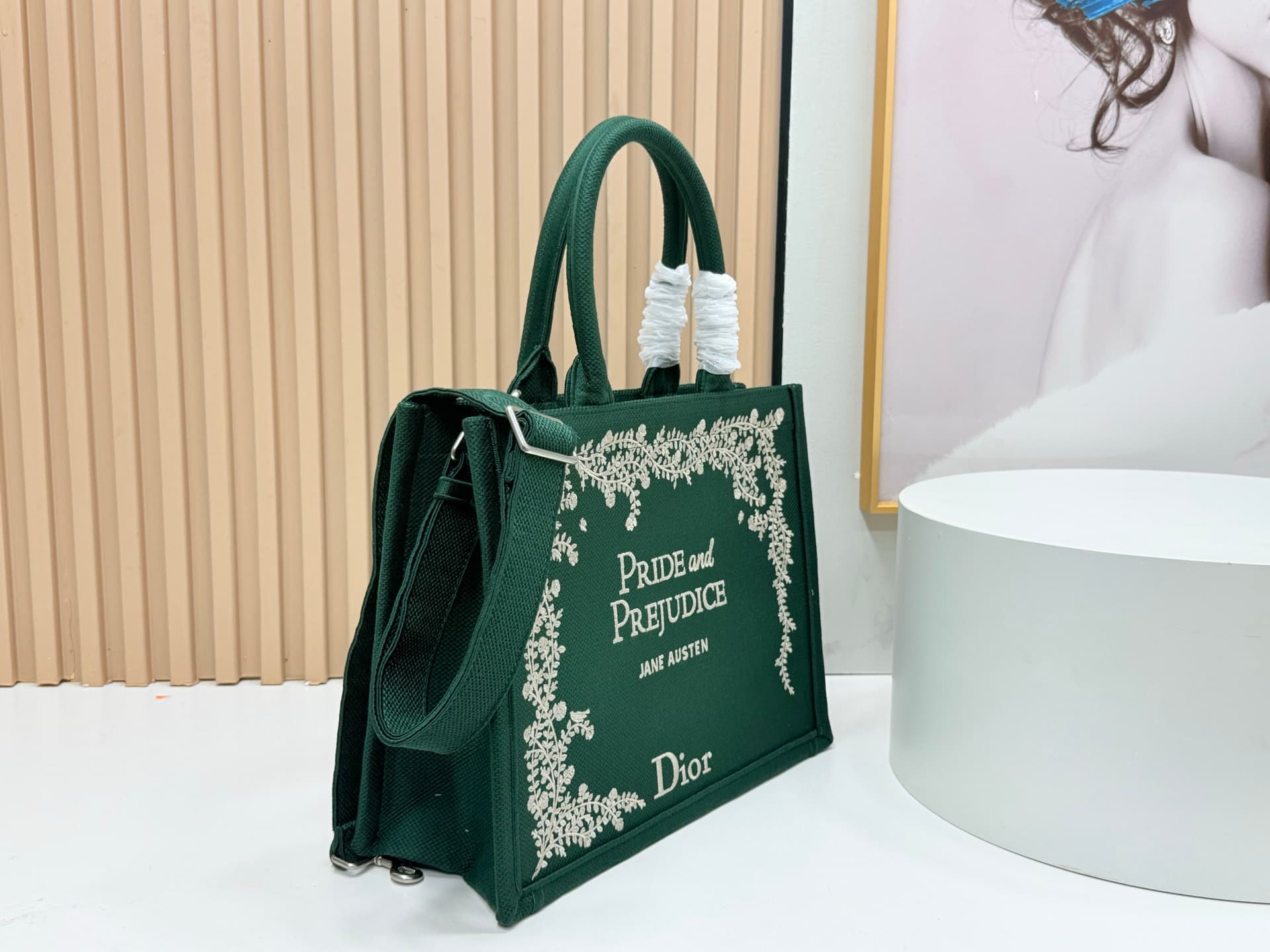 C1728 Details of Diore JWA’s new bags in the first season! The classic bags now have a modern feel. — image 2