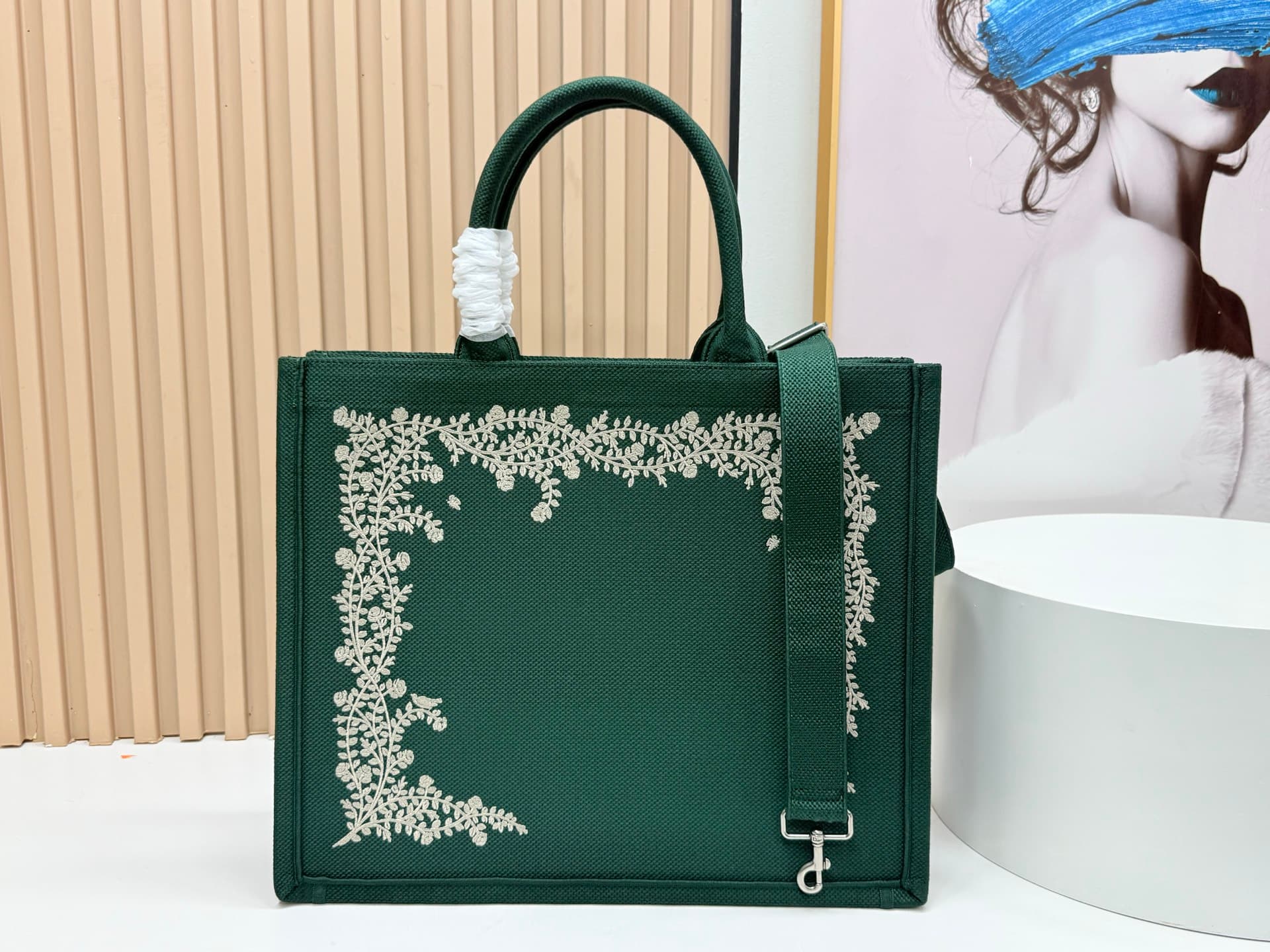 C1726 Details of Diò JWA’s new bags in the first season! The classic bags now have a modern feel. — image 4