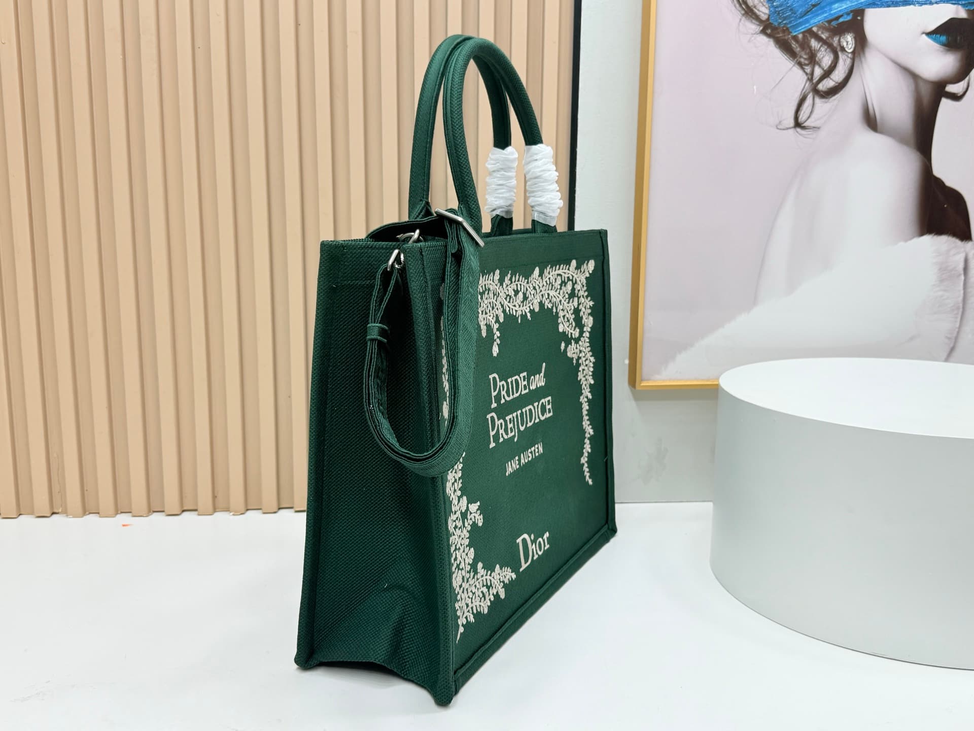 C1726 Details of Diò JWA’s new bags in the first season! The classic bags now have a modern feel. — image 2