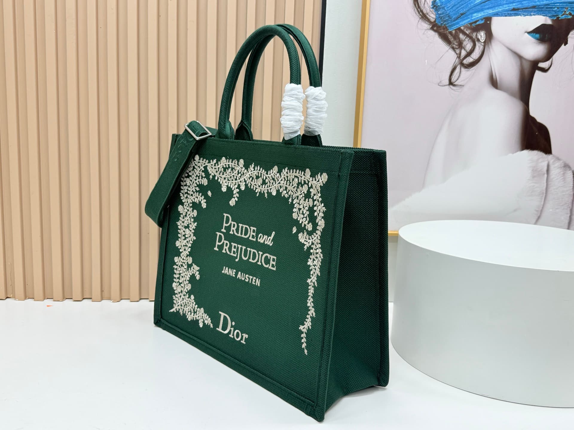 C1726 Details of Diò JWA’s new bags in the first season! The classic bags now have a modern feel. — image 3