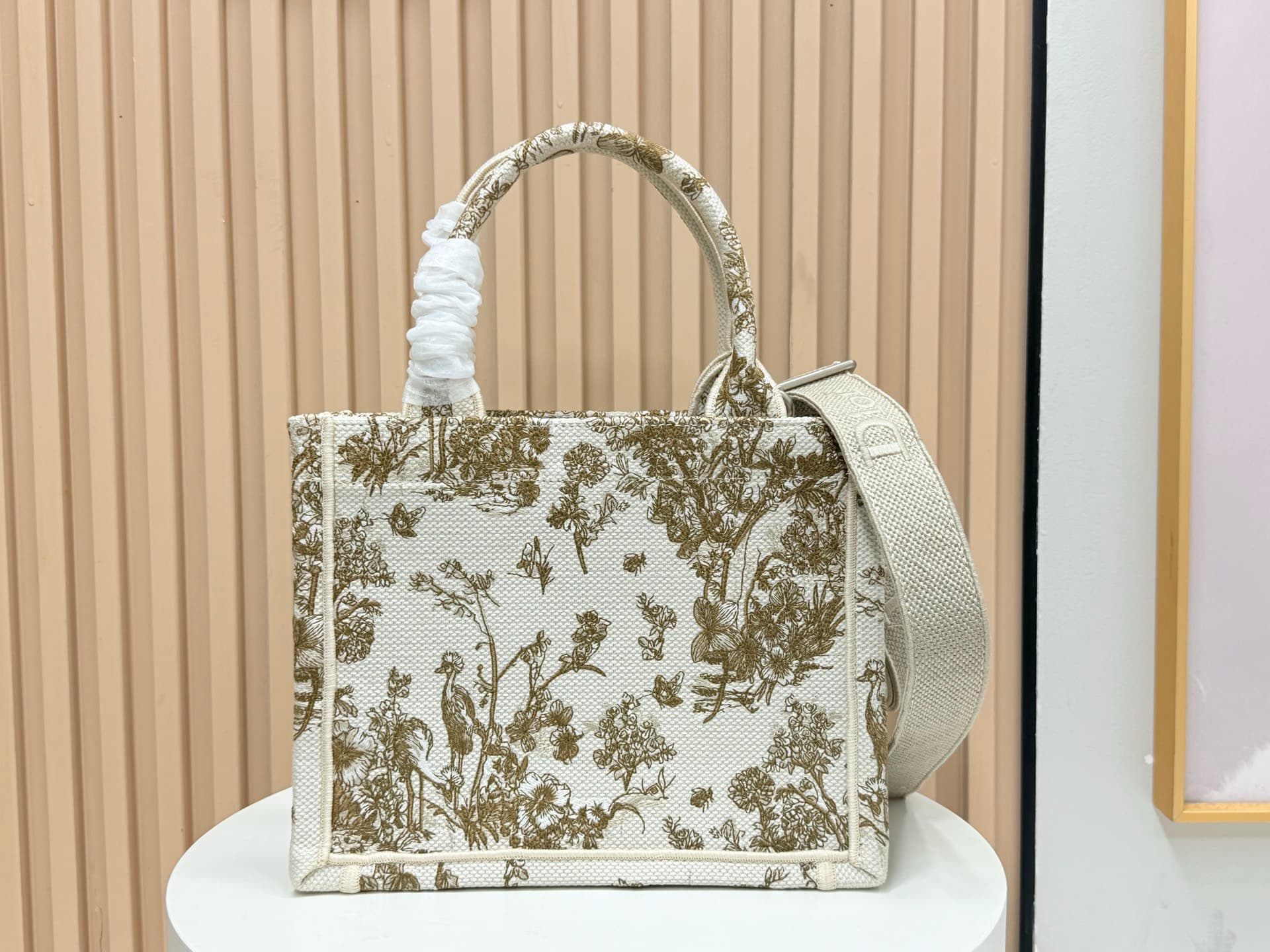 C1724 Details of Dior JWA’s new bags in the first season! The classic bags have a modern touch. — image 4