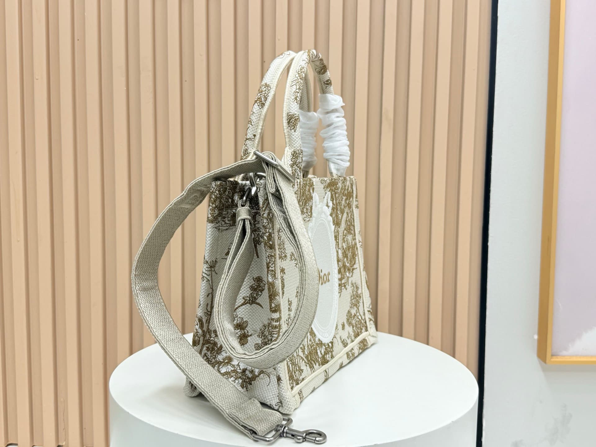 C1724 Details of Dior JWA’s new bags in the first season! The classic bags have a modern touch. — image 2