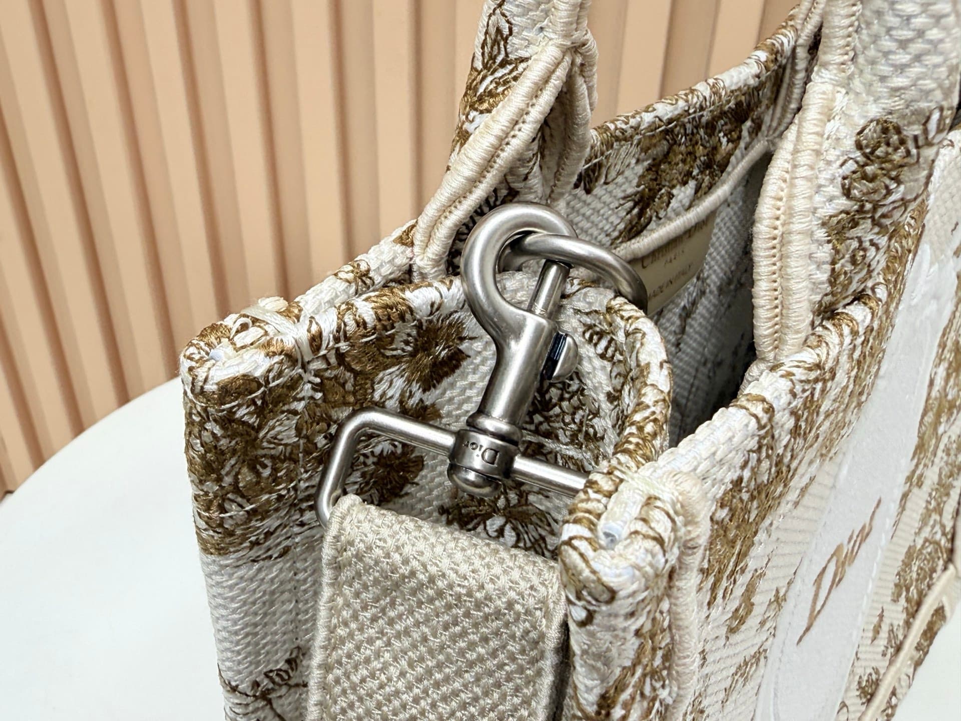 C1724 Details of Dior JWA’s new bags in the first season! The classic bags have a modern touch. — image 6