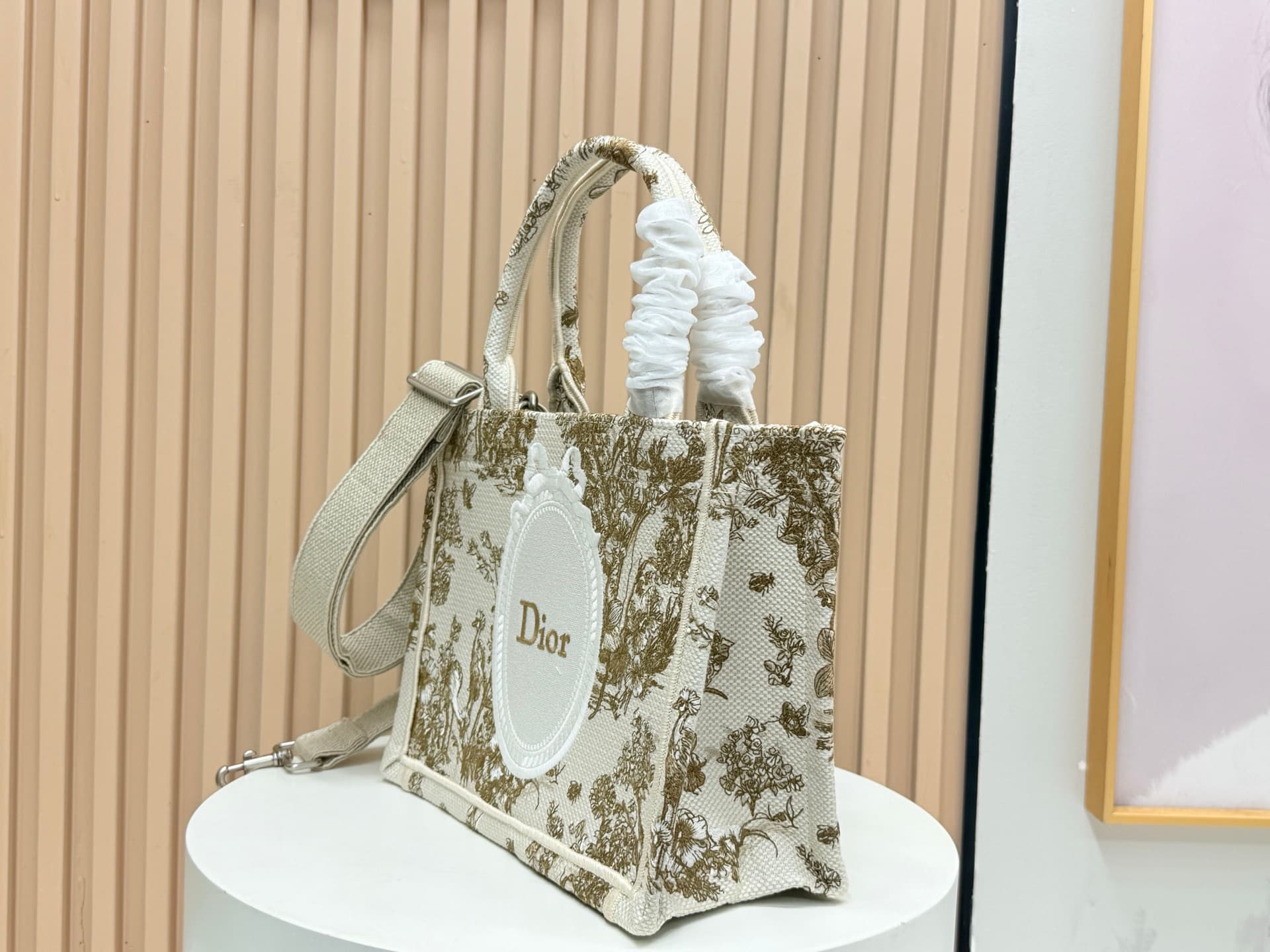 C1724 Details of Dior JWA’s new bags in the first season! The classic bags have a modern touch. — image 3