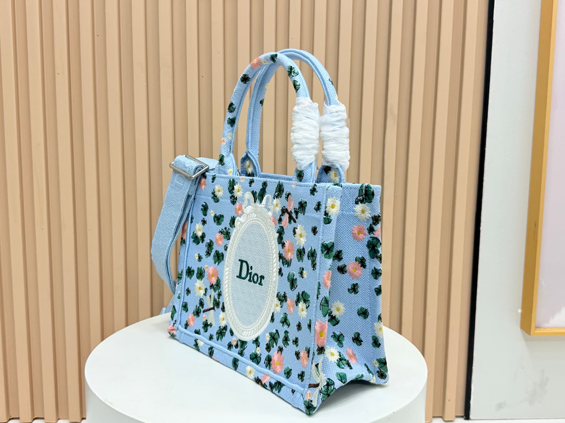 C1718 Details of Diore JWA’s new bags in the first season! The classic bags now have a modern touch. — image 3