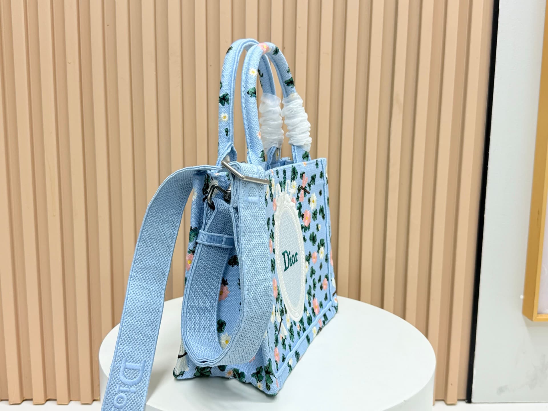 C1718 Details of Diore JWA’s new bags in the first season! The classic bags now have a modern touch. — image 2