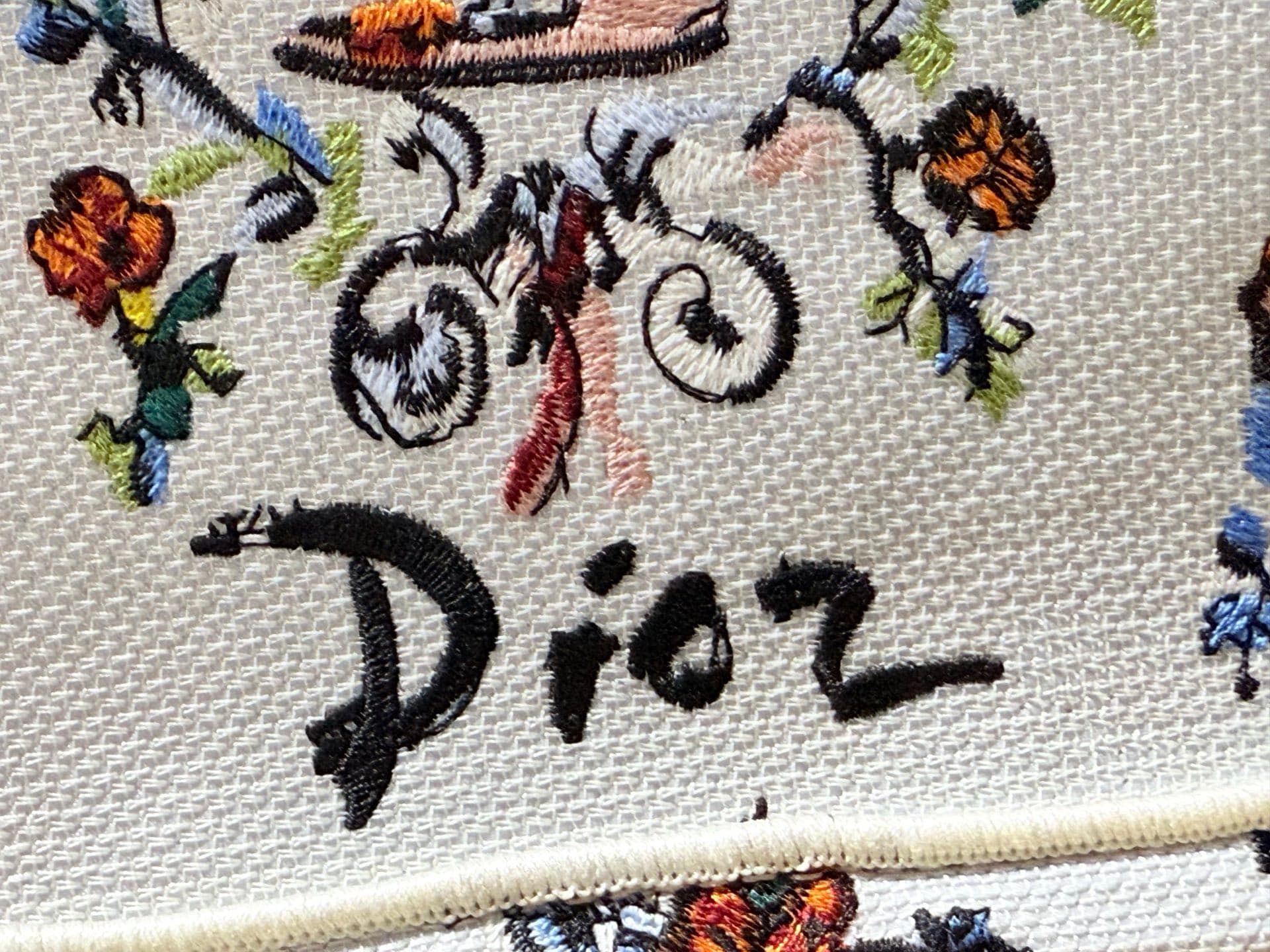 C1785 Details of Diò JWA’s new bags in the first season! The classic bags now have a modern twist. — image 6