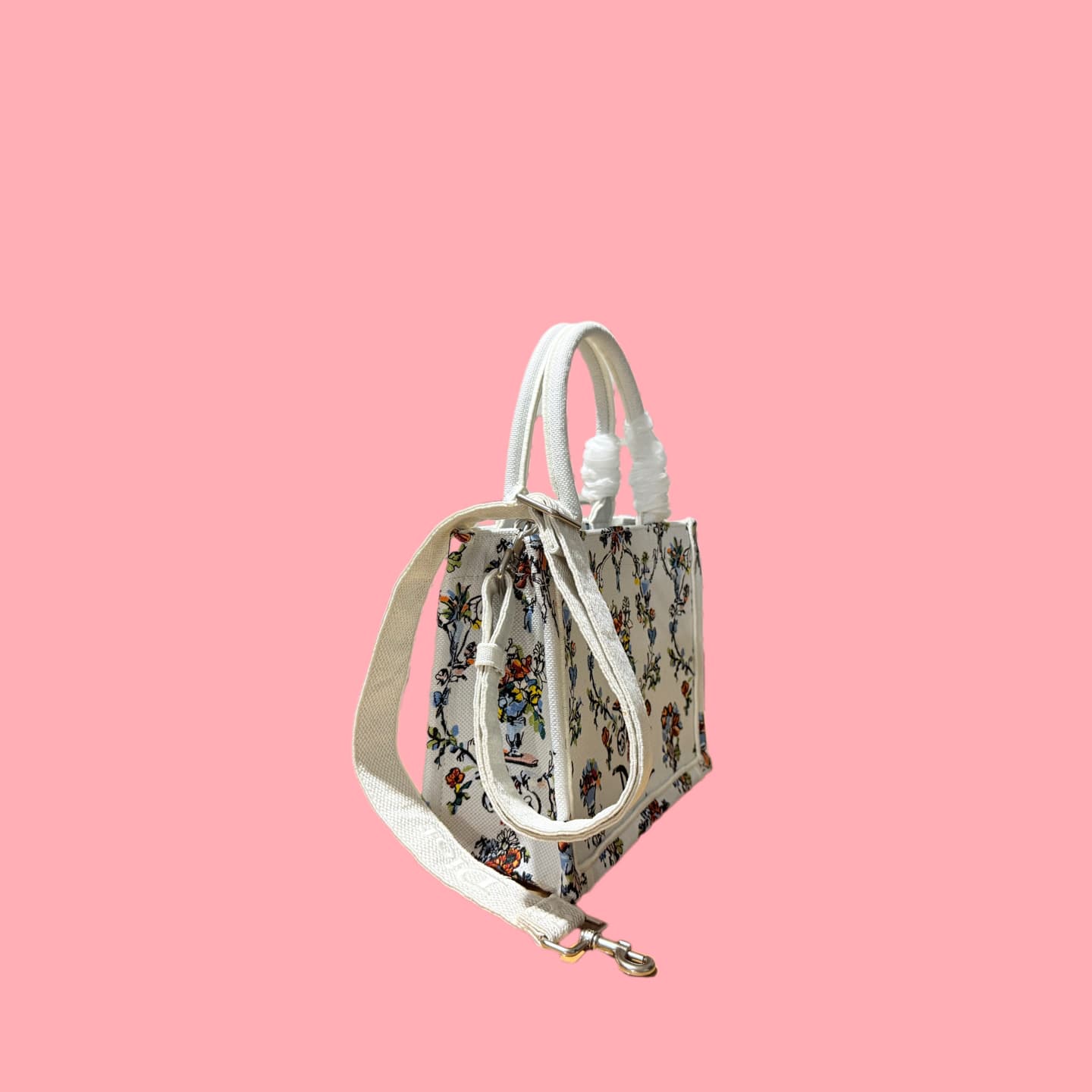 C1785 Details of Diò JWA’s new bags in the first season! The classic bags now have a modern twist. — image 2
