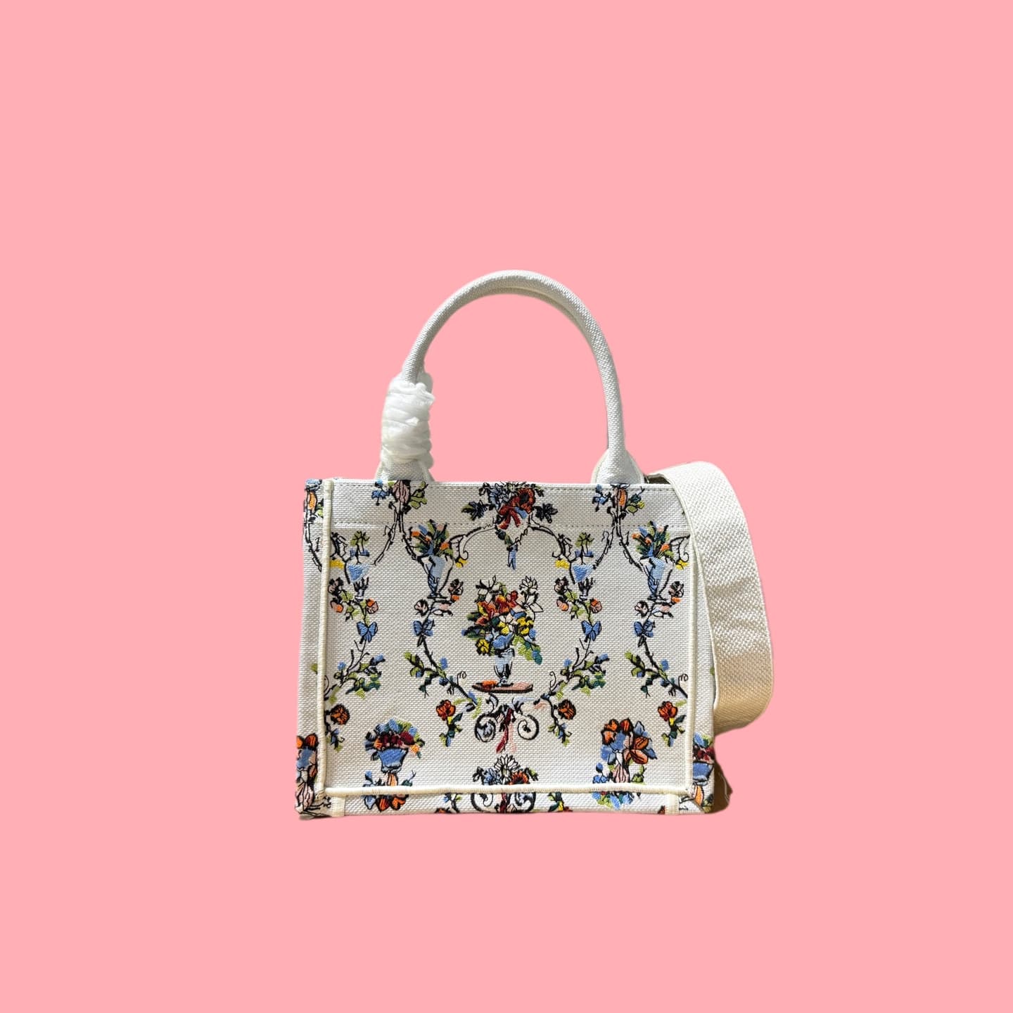 C1785 Details of Diò JWA’s new bags in the first season! The classic bags now have a modern twist. — image 3