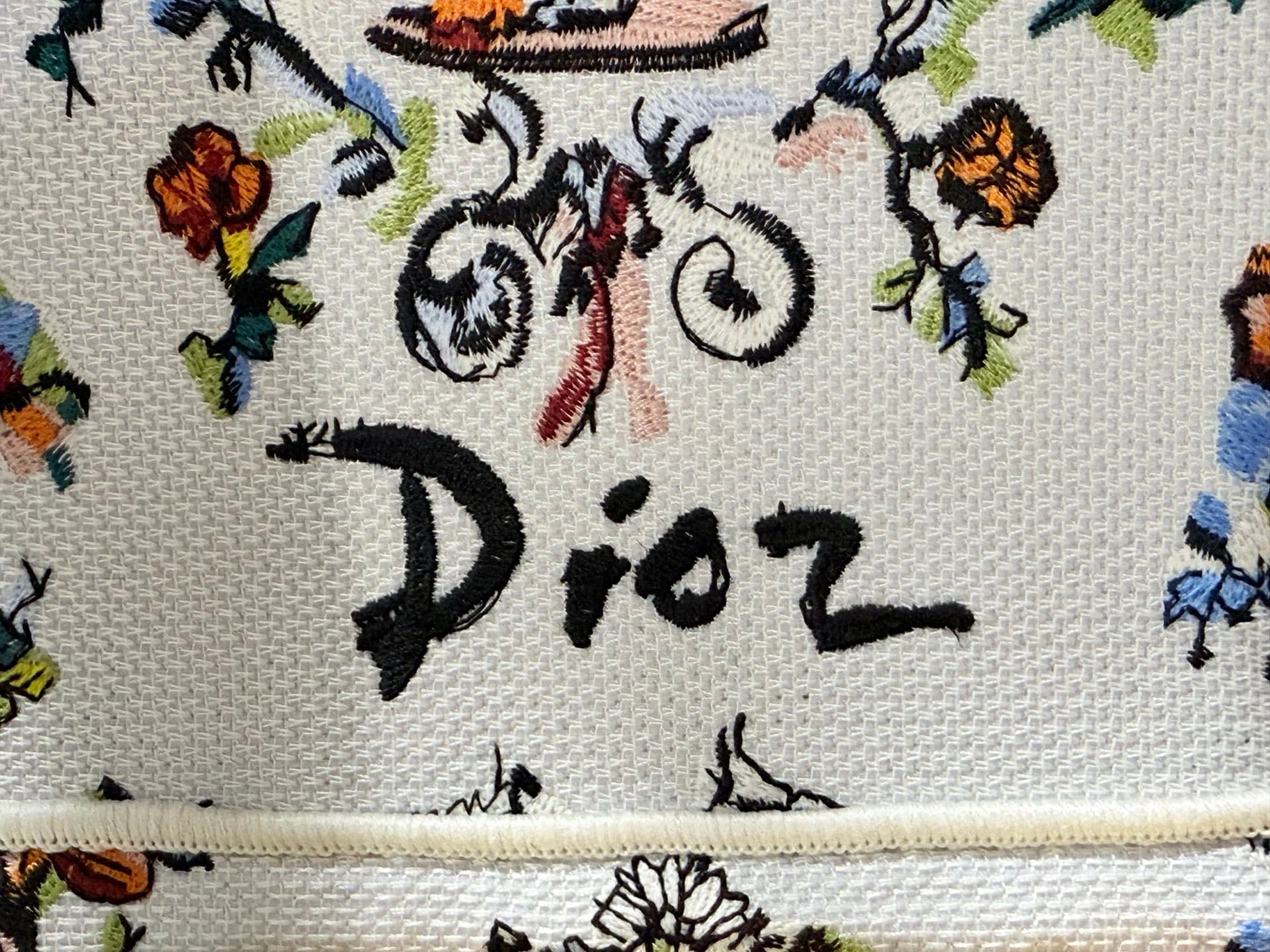 C1786 Details of Diò JWA’s new bags in the first season! The classic bags now have a modern touch. — image 7