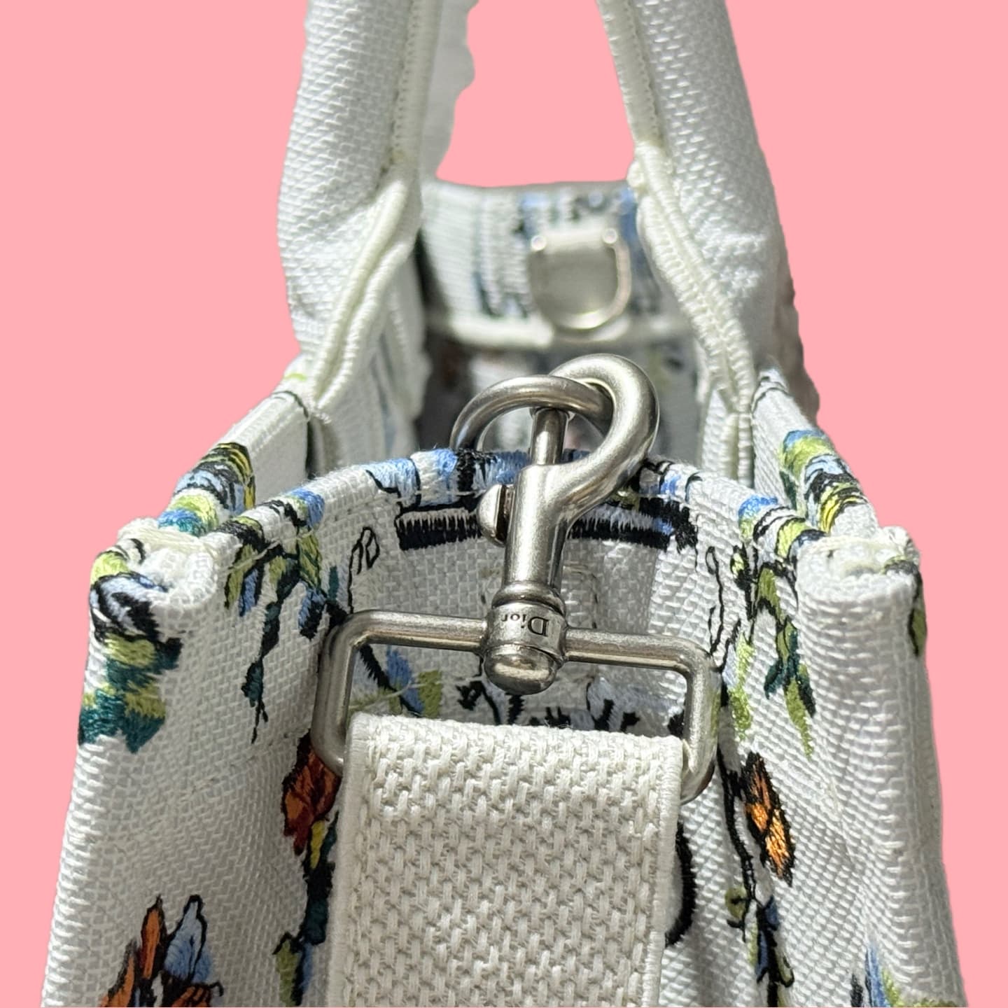 C1787 Details of Diô JWA’s new bags in the first season! The classic bags now have a modern touch. — image 5