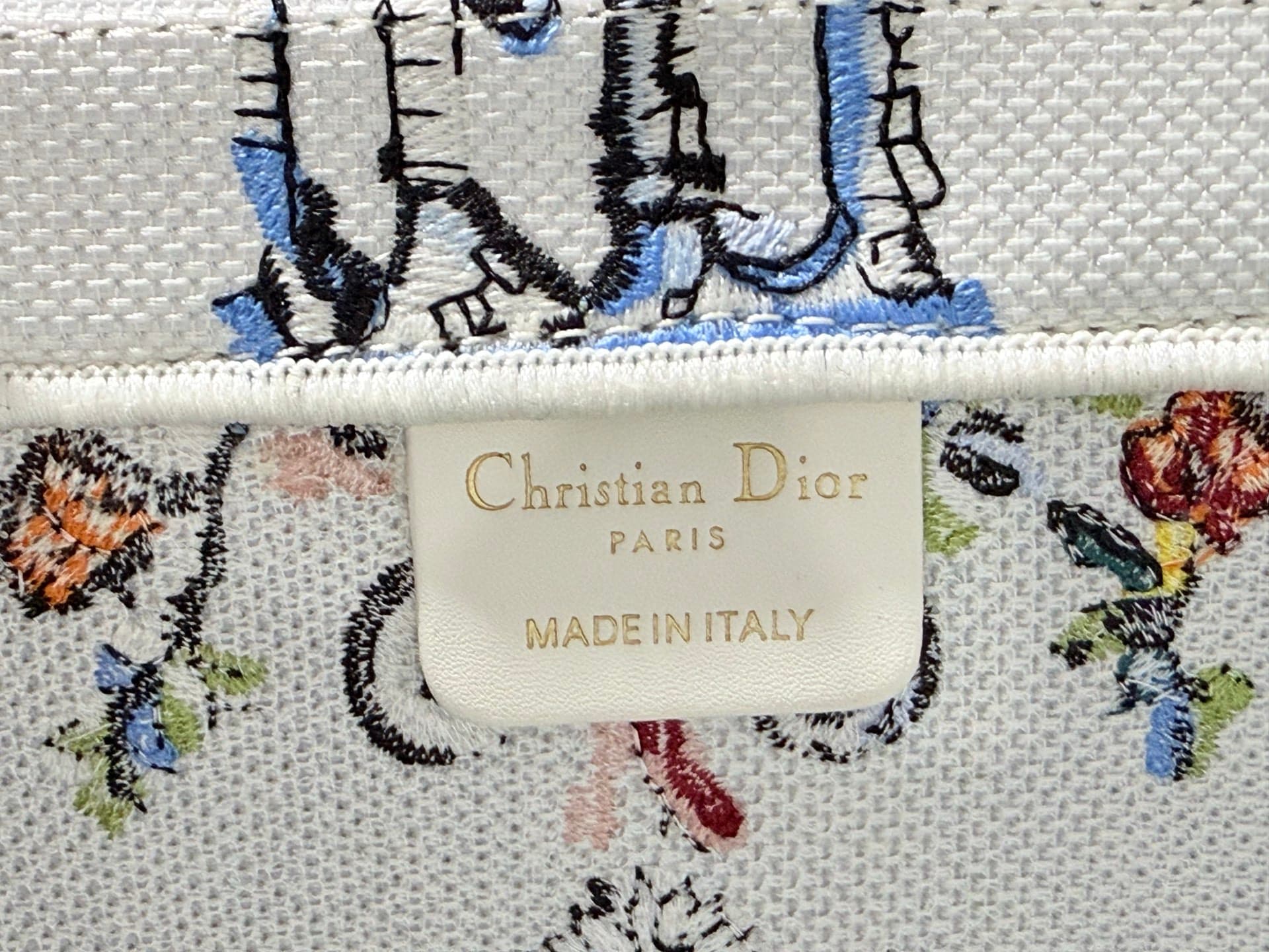 C1787 Details of Diô JWA’s new bags in the first season! The classic bags now have a modern touch. — image 7