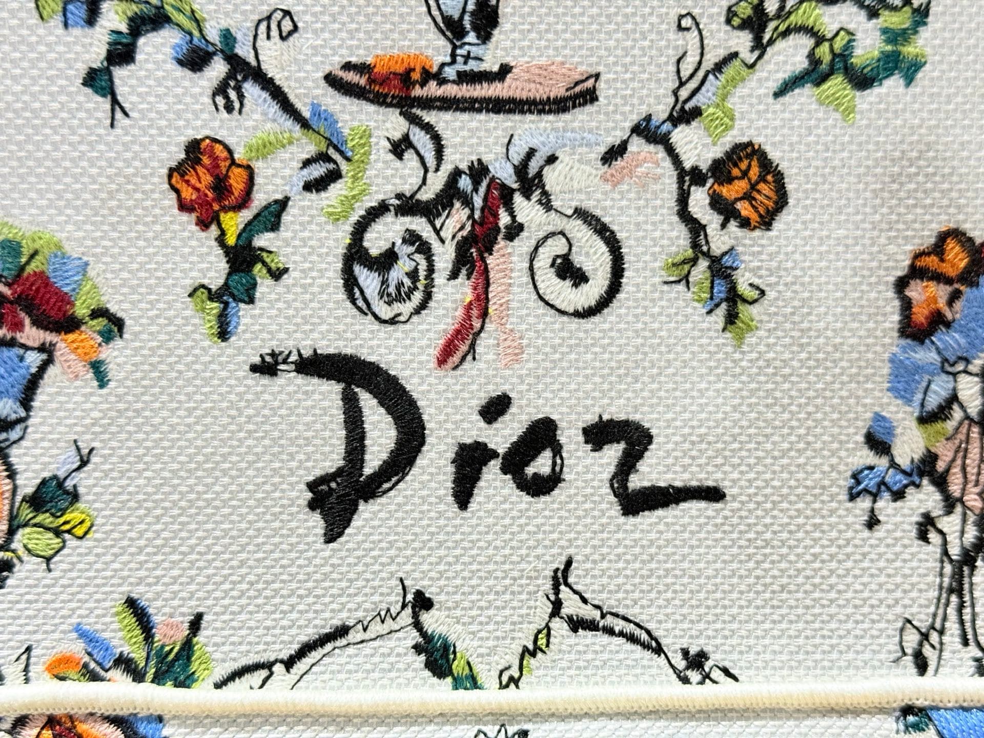 C1787 Details of Diô JWA’s new bags in the first season! The classic bags now have a modern touch. — image 6