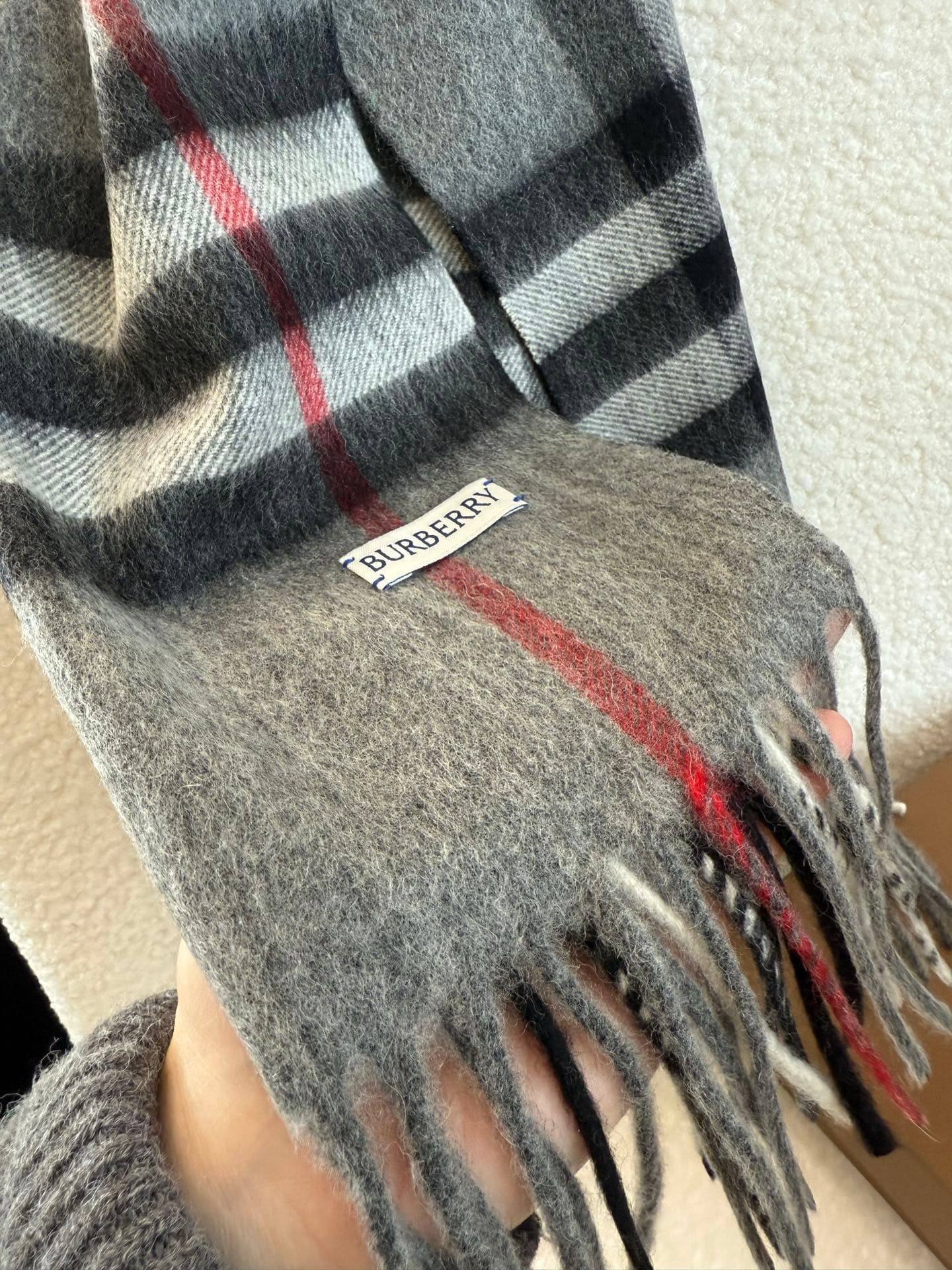 C30638 The latest version from the boutique store (with new labels and blue lines). This is a top-rated product from Burberry’s classic cashmere pattern scarf series‼️ It’s in its best condition at the boutique store—currently, all items there have been u — image 8