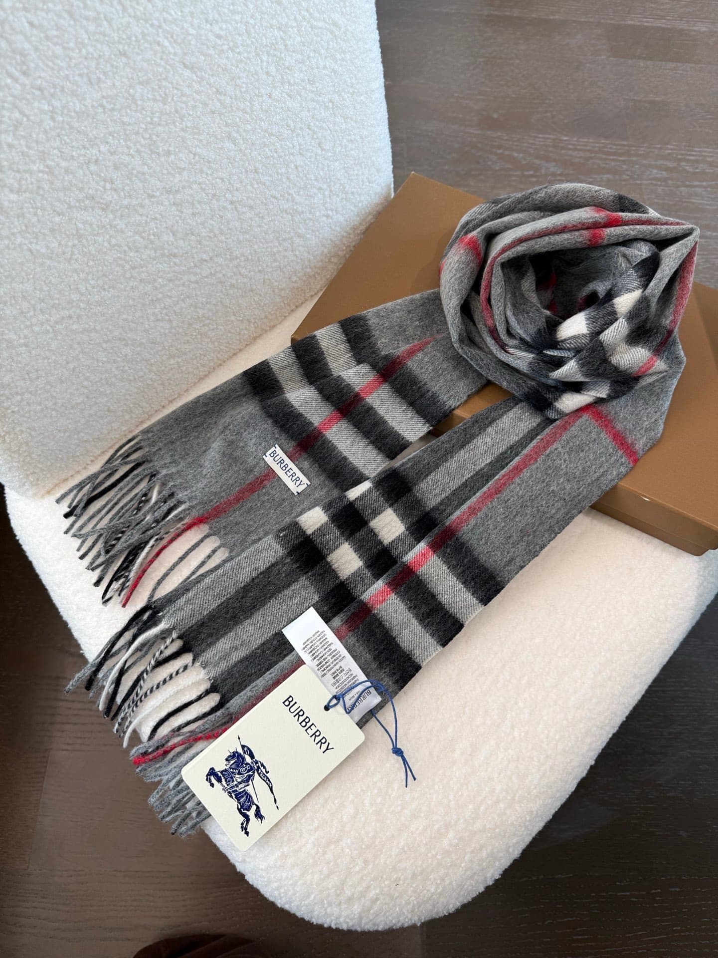 C30638 The latest version from the boutique store (with new labels and blue lines). This is a top-rated product from Burberry’s classic cashmere pattern scarf series‼️ It’s in its best condition at the boutique store—currently, all items there have been u — image 6