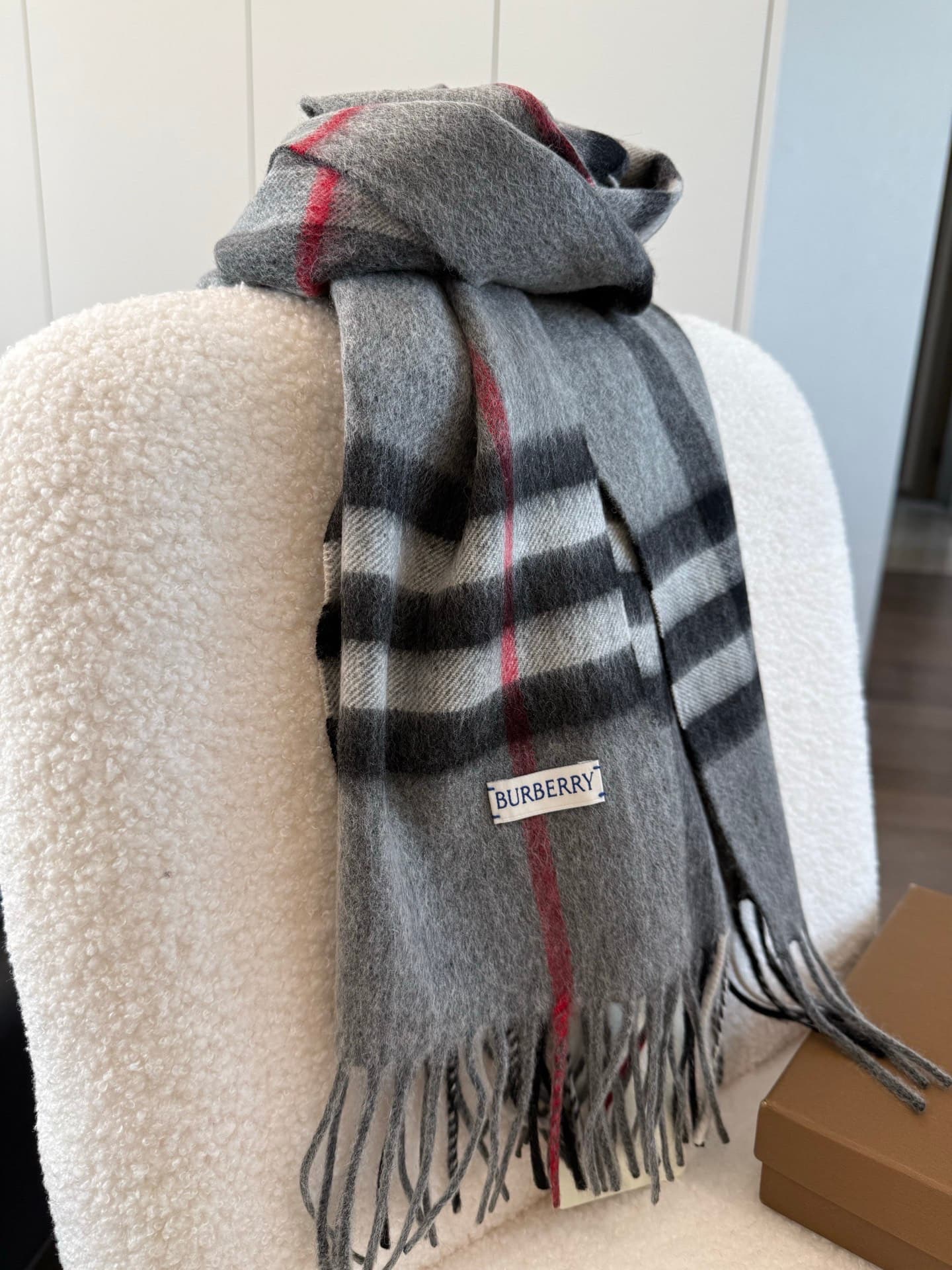 C30638 The latest version from the boutique store (with new labels and blue lines). This is a top-rated product from Burberry’s classic cashmere pattern scarf series‼️ It’s in its best condition at the boutique store—currently, all items there have been u — image 7