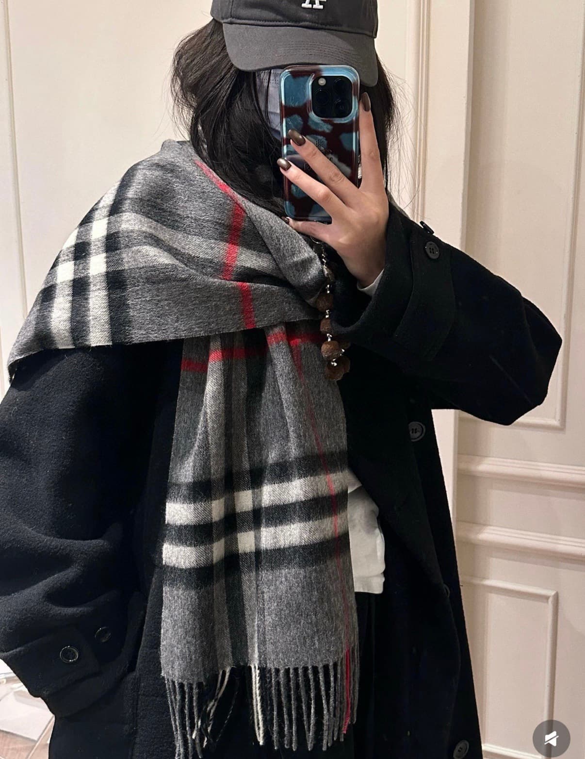 C30638 The latest version from the boutique store (with new labels and blue lines). This is a top-rated product from Burberry’s classic cashmere pattern scarf series‼️ It’s in its best condition at the boutique store—currently, all items there have been u — image 1
