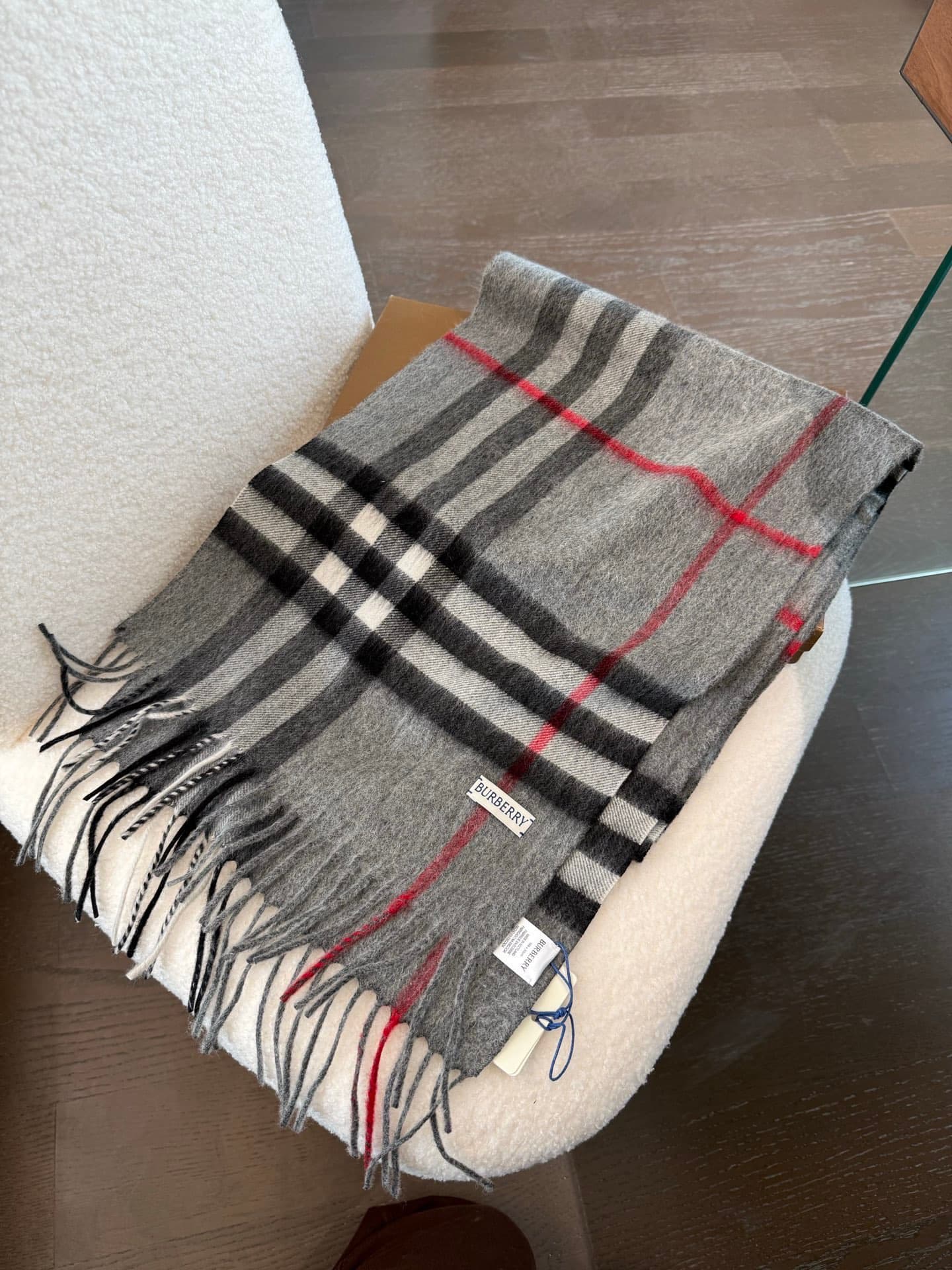 C30638 The latest version from the boutique store (with new labels and blue lines). This is a top-rated product from Burberry’s classic cashmere pattern scarf series‼️ It’s in its best condition at the boutique store—currently, all items there have been u — image 5